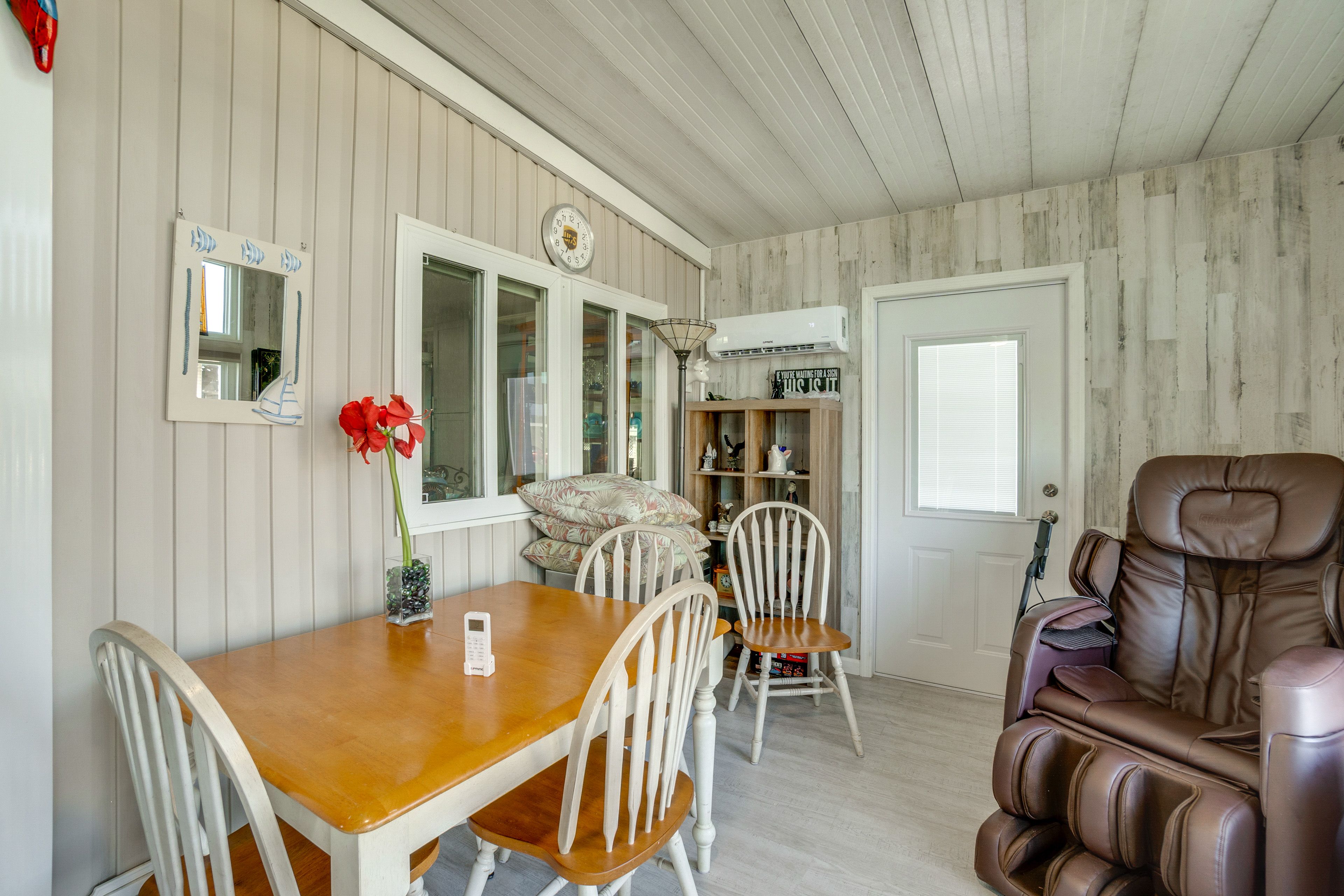Sunroom | Queen Murphy Bed