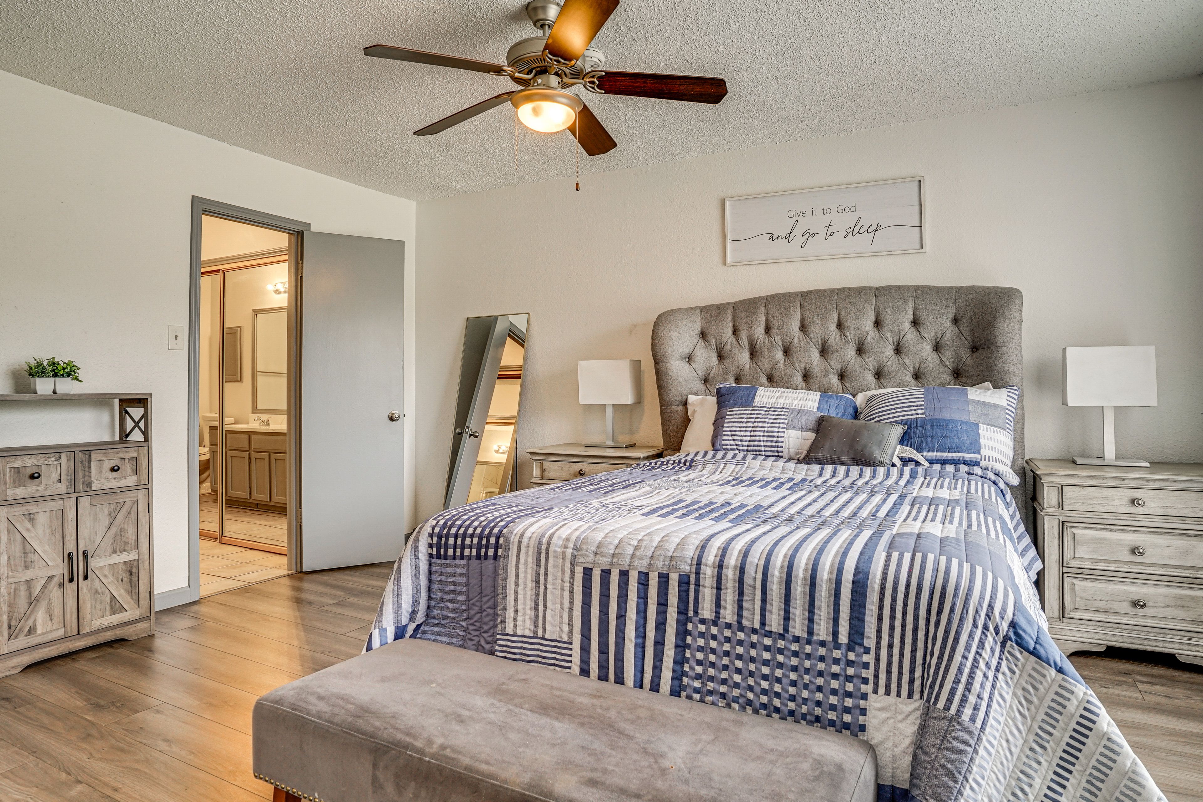 Bedroom 1 | Queen Bed