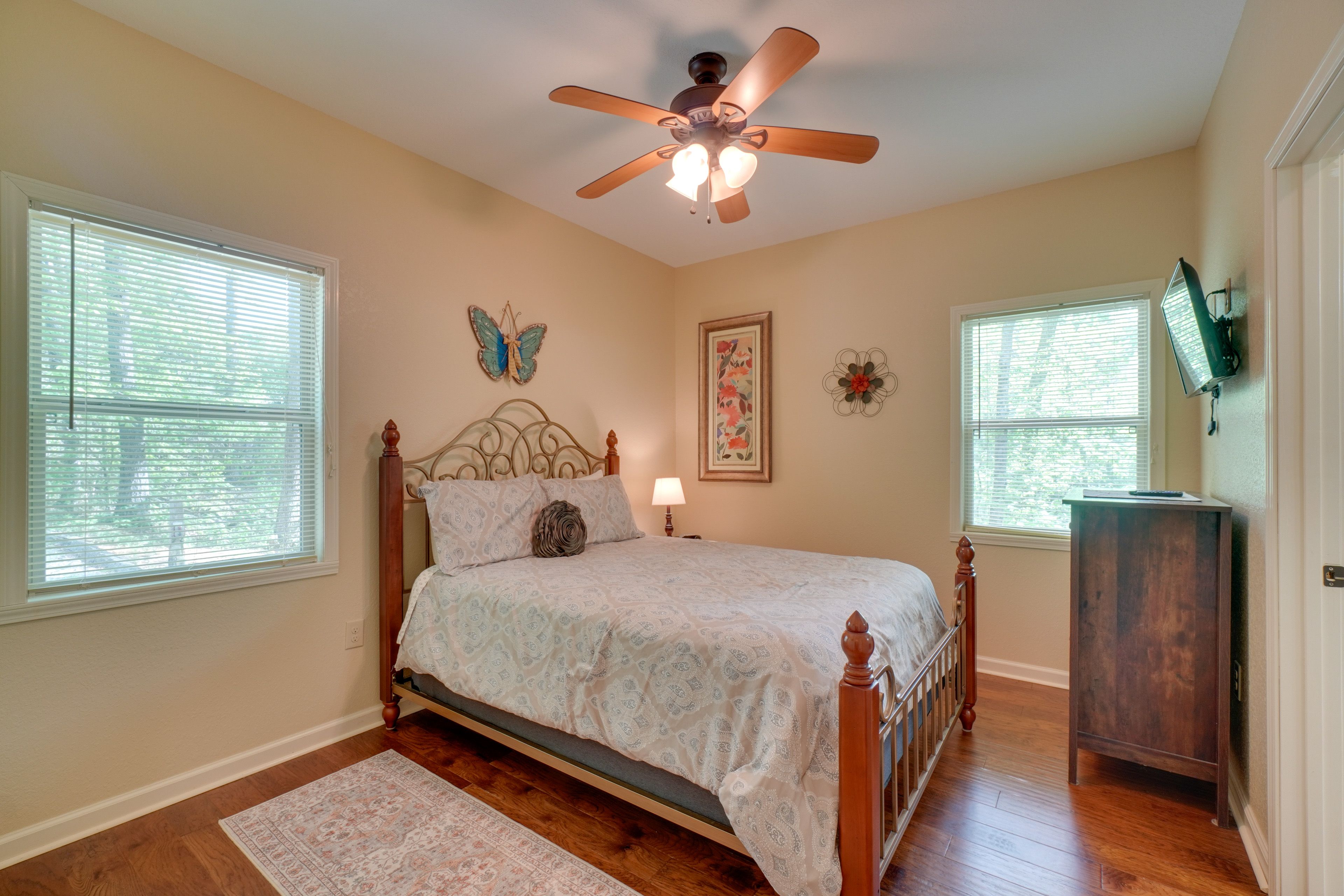 Bedroom 1 | Queen Bed