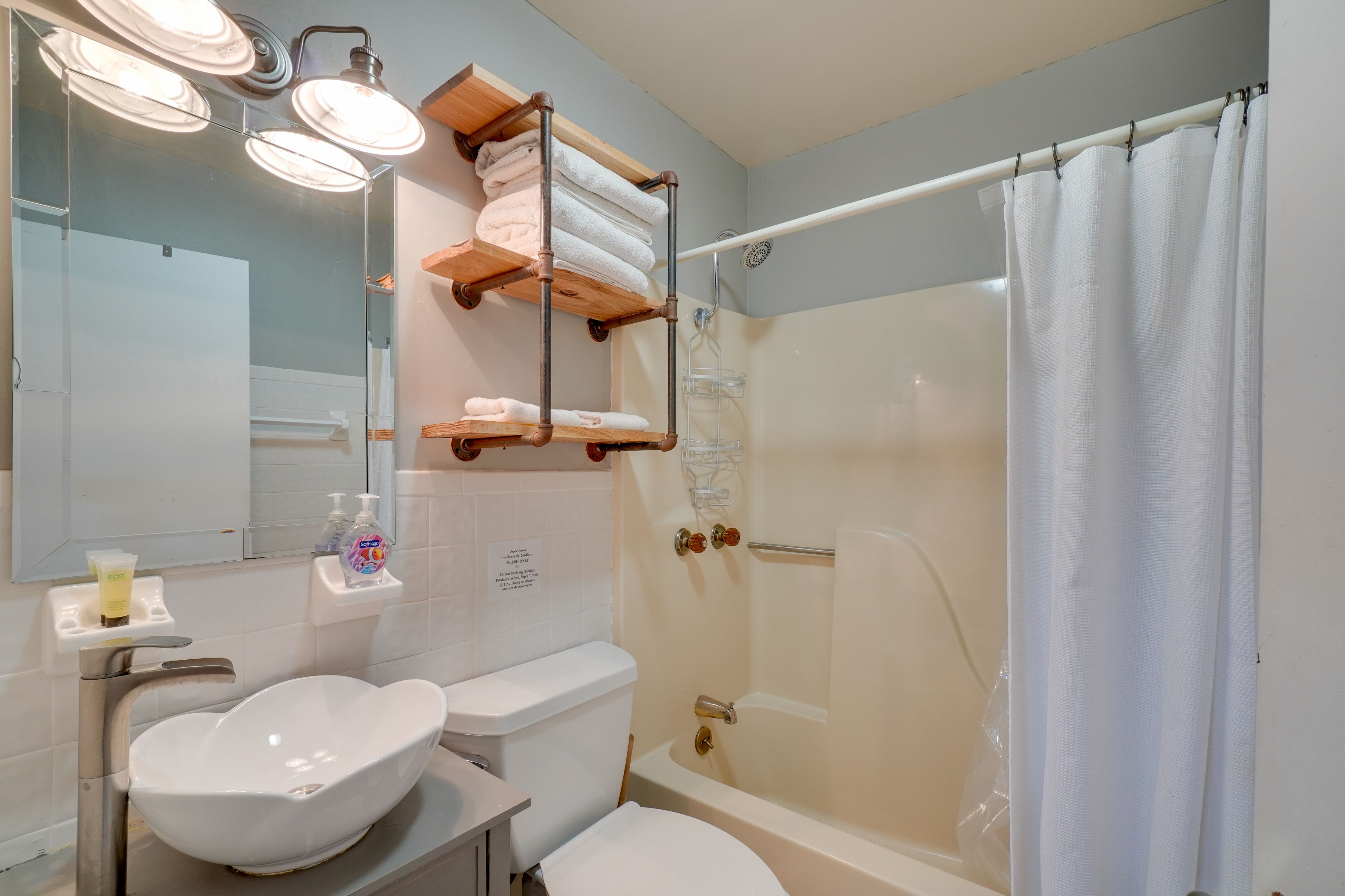 Full Bathroom | Main Level