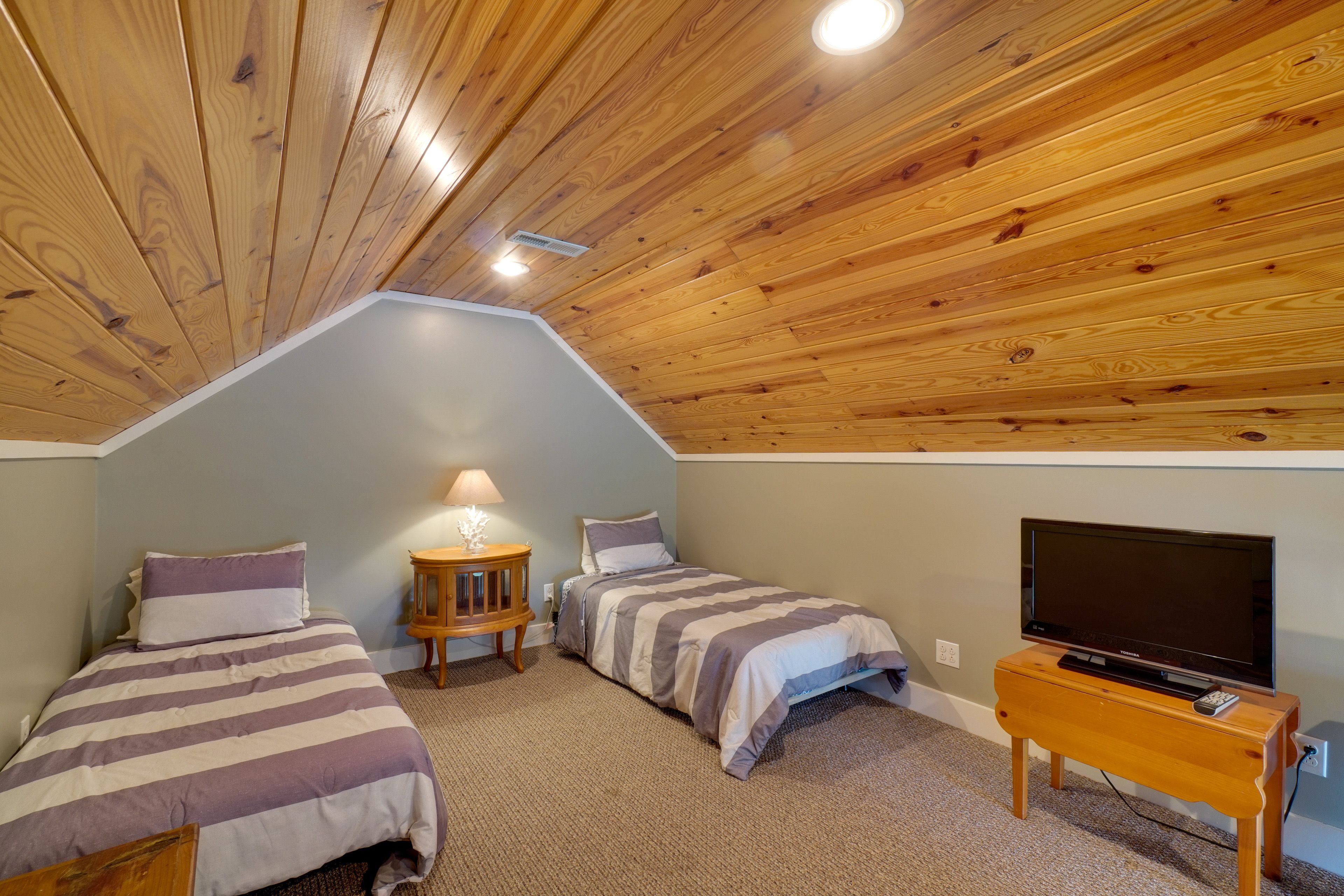 Loft | 2 Twin Beds | Upper Level