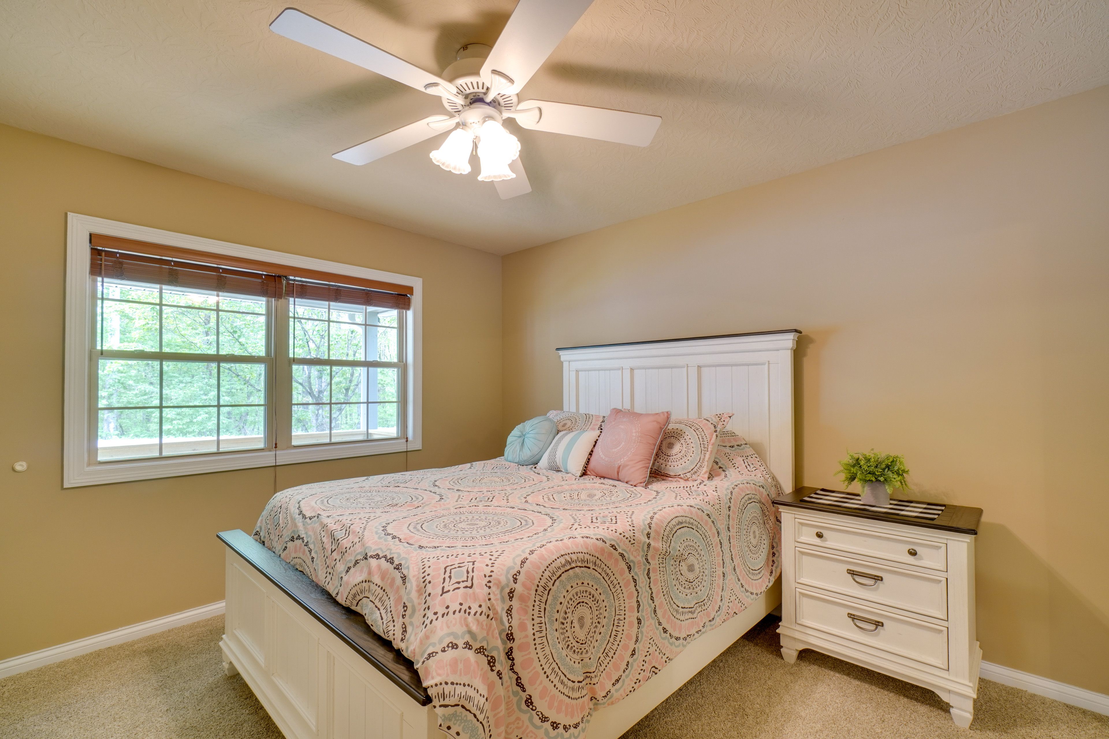 Bedroom 2 | Queen Bed | Main Floor