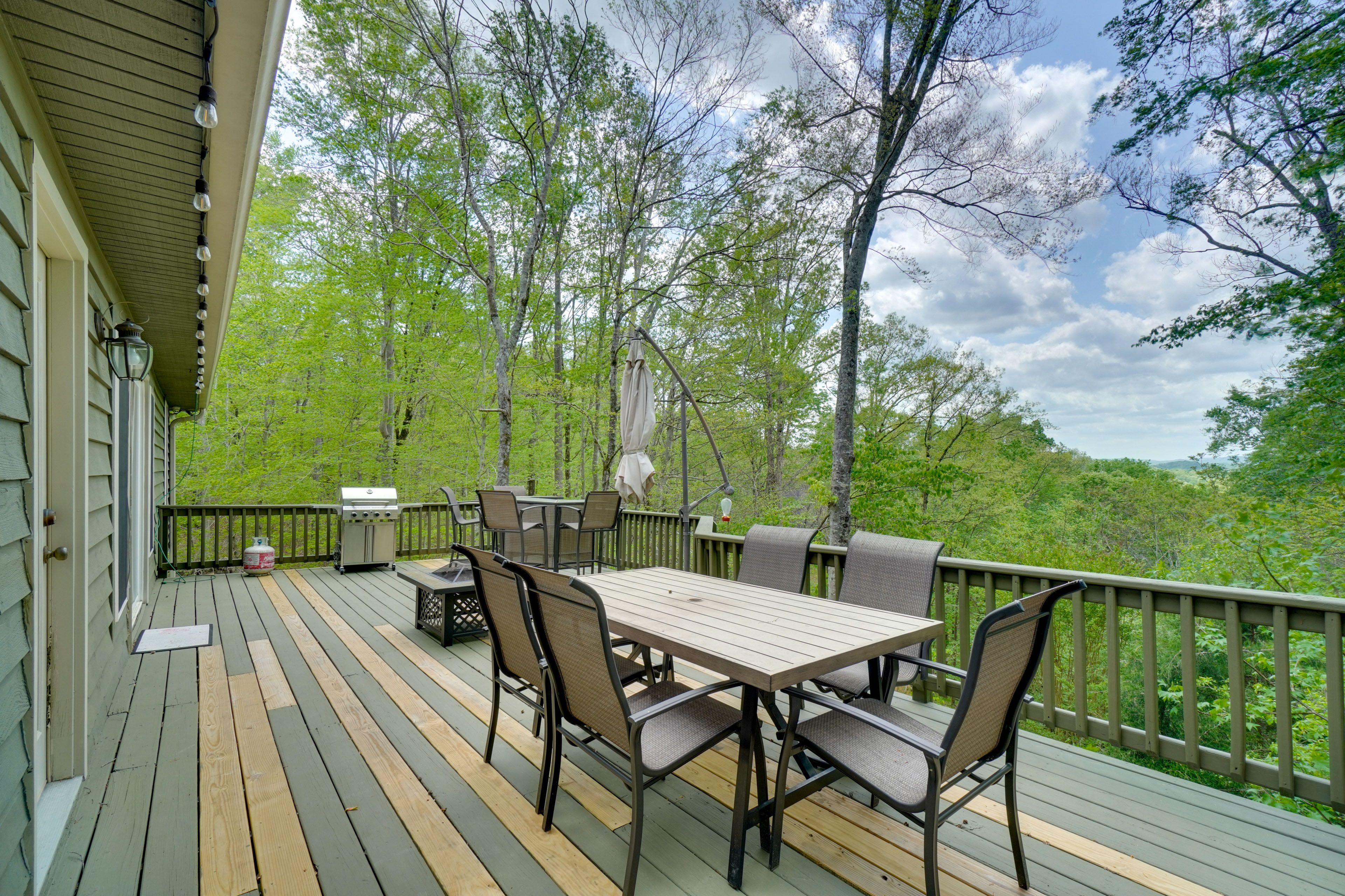 Byrdstown Vacation Rental | 5BR | 3BA | 3,400 Sq Ft