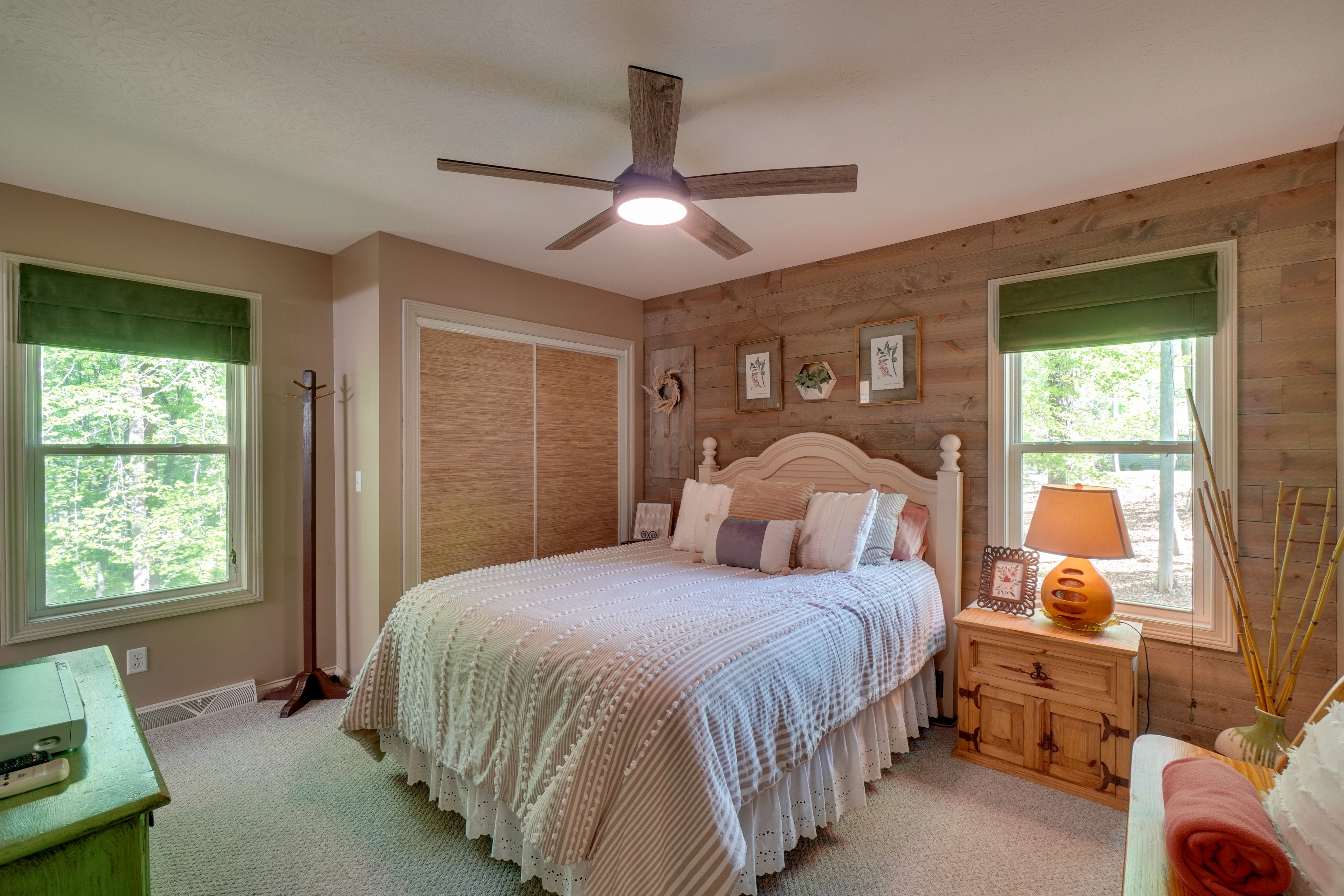 Bedroom 1 | Queen Bed