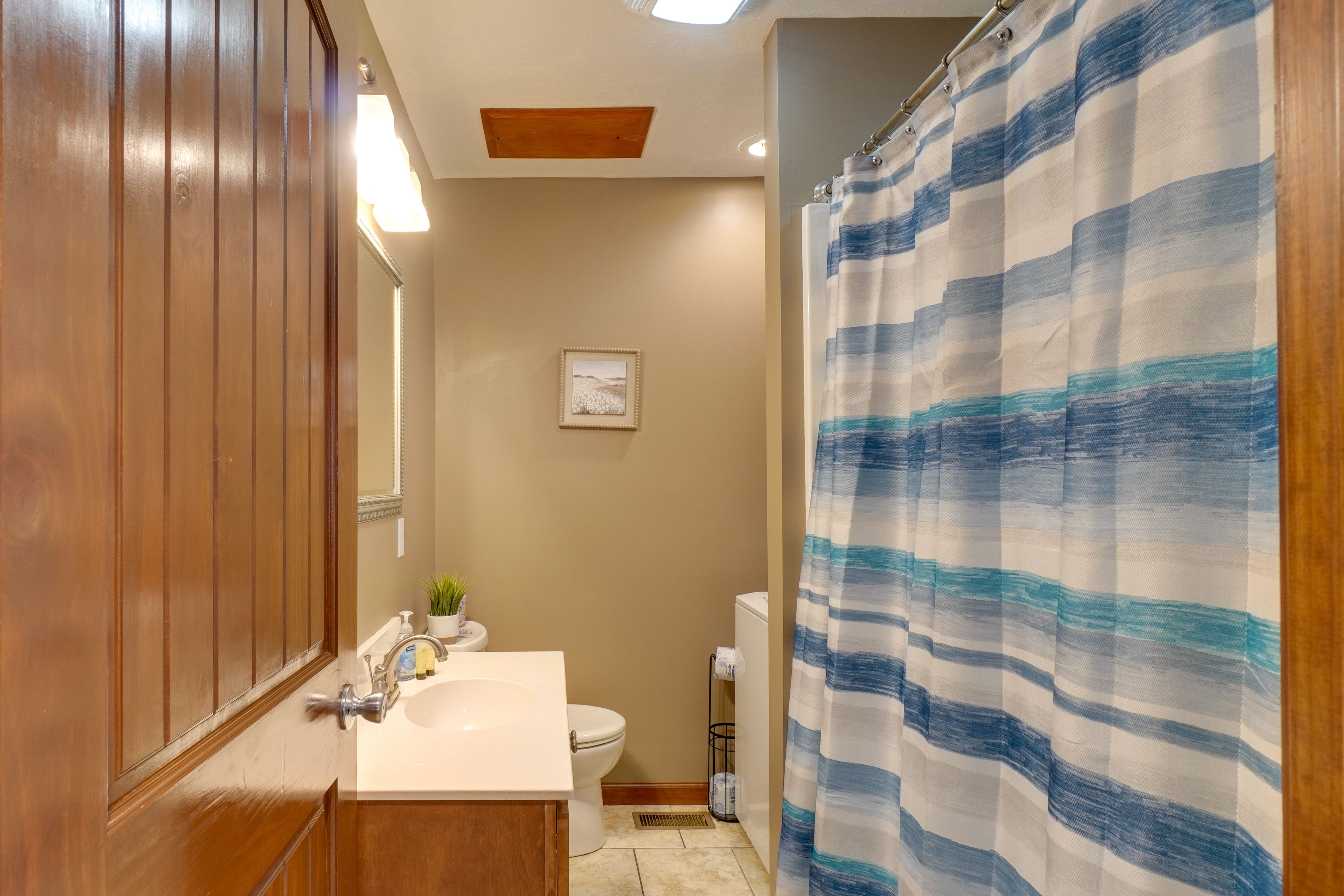 Full Bathroom | 1st Floor