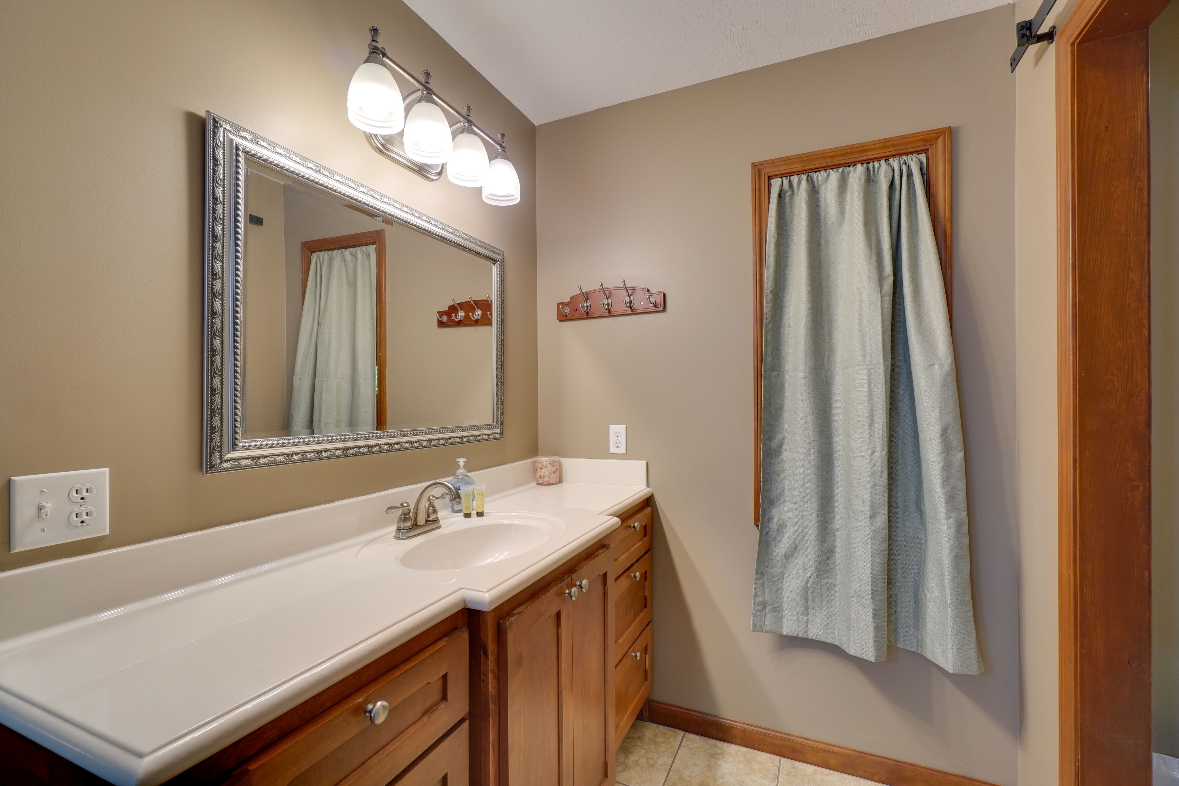 Full Bathroom | 2nd Floor