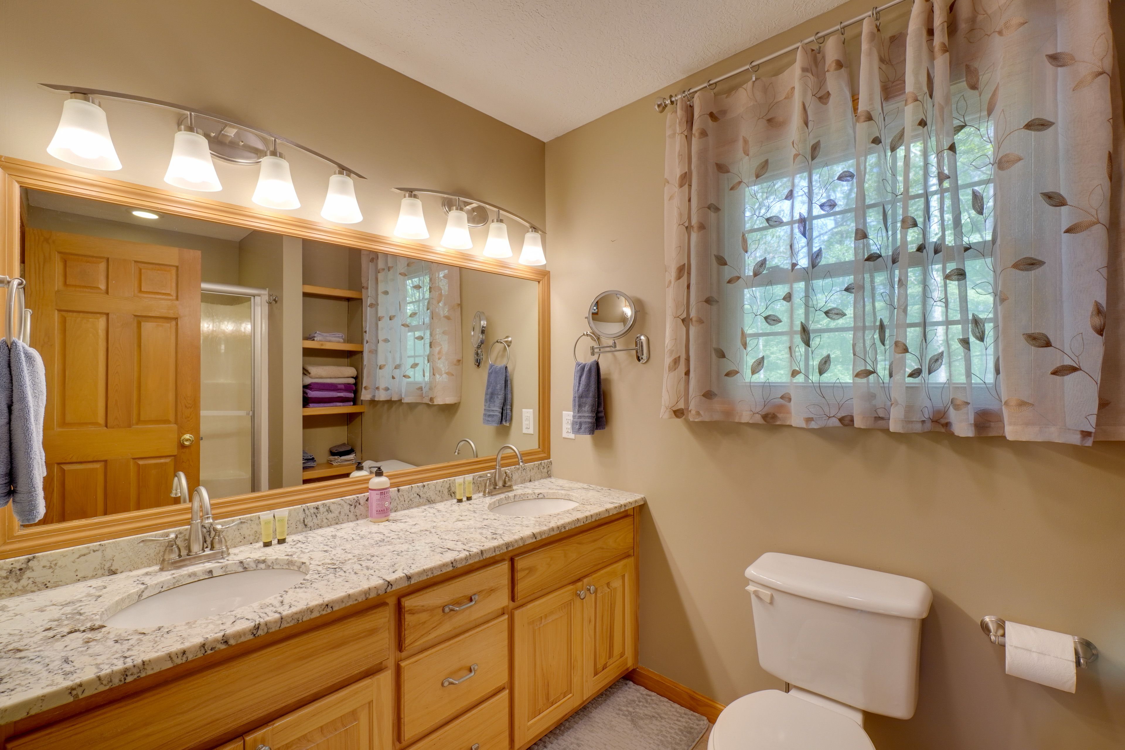 Full Bathroom | 1st Floor