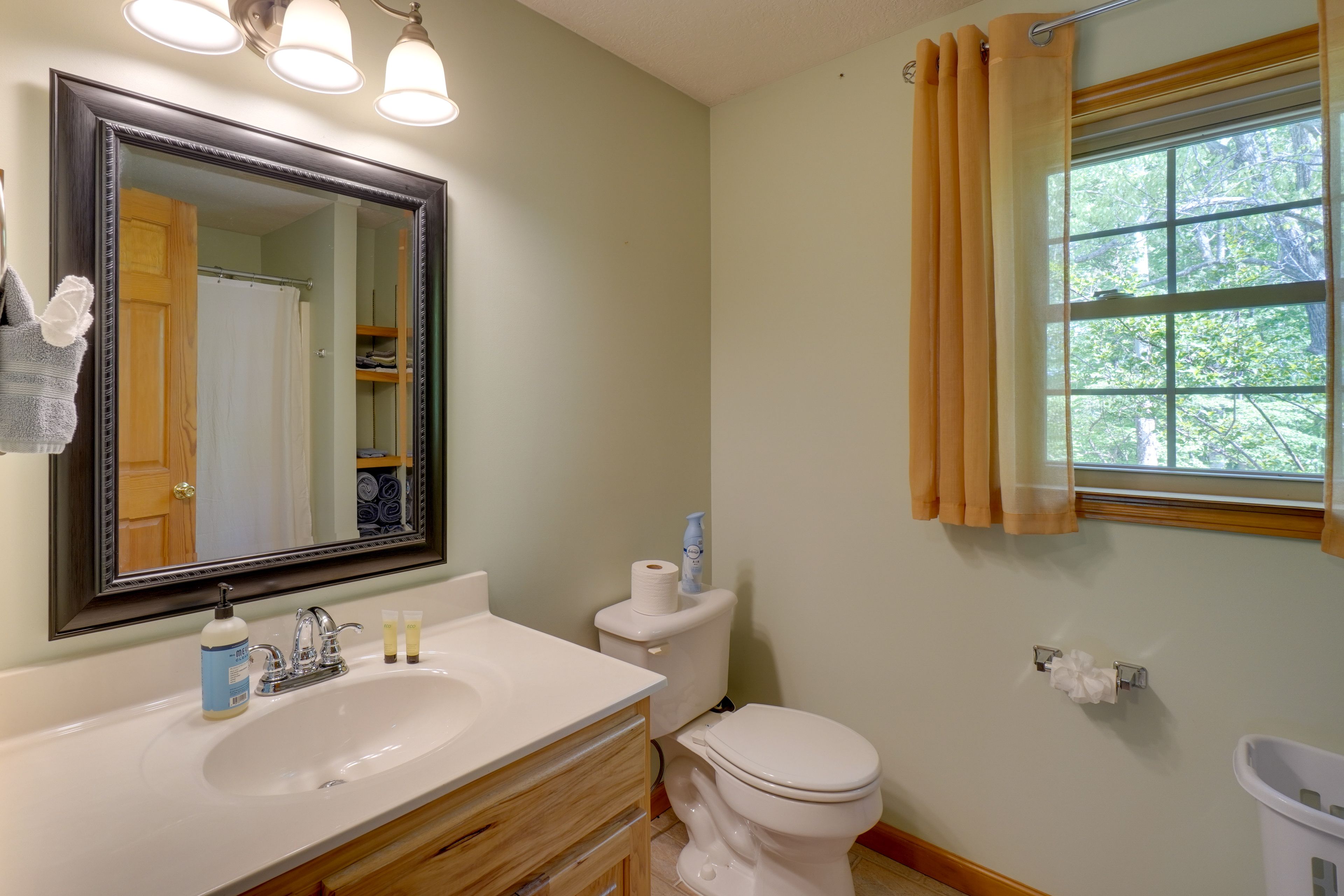 Full Bathroom | 2nd Floor