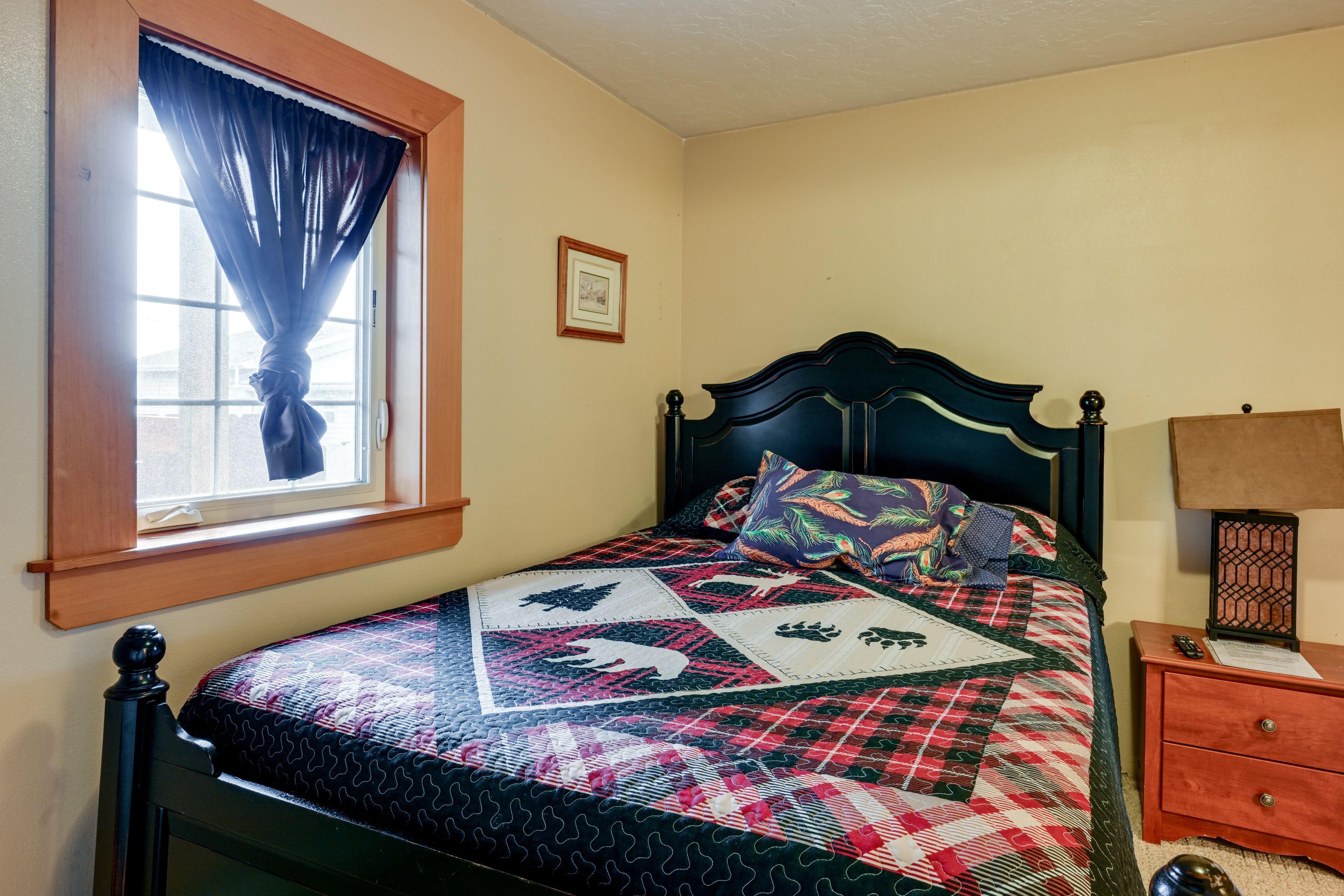 Bedroom 2 | Queen Bed