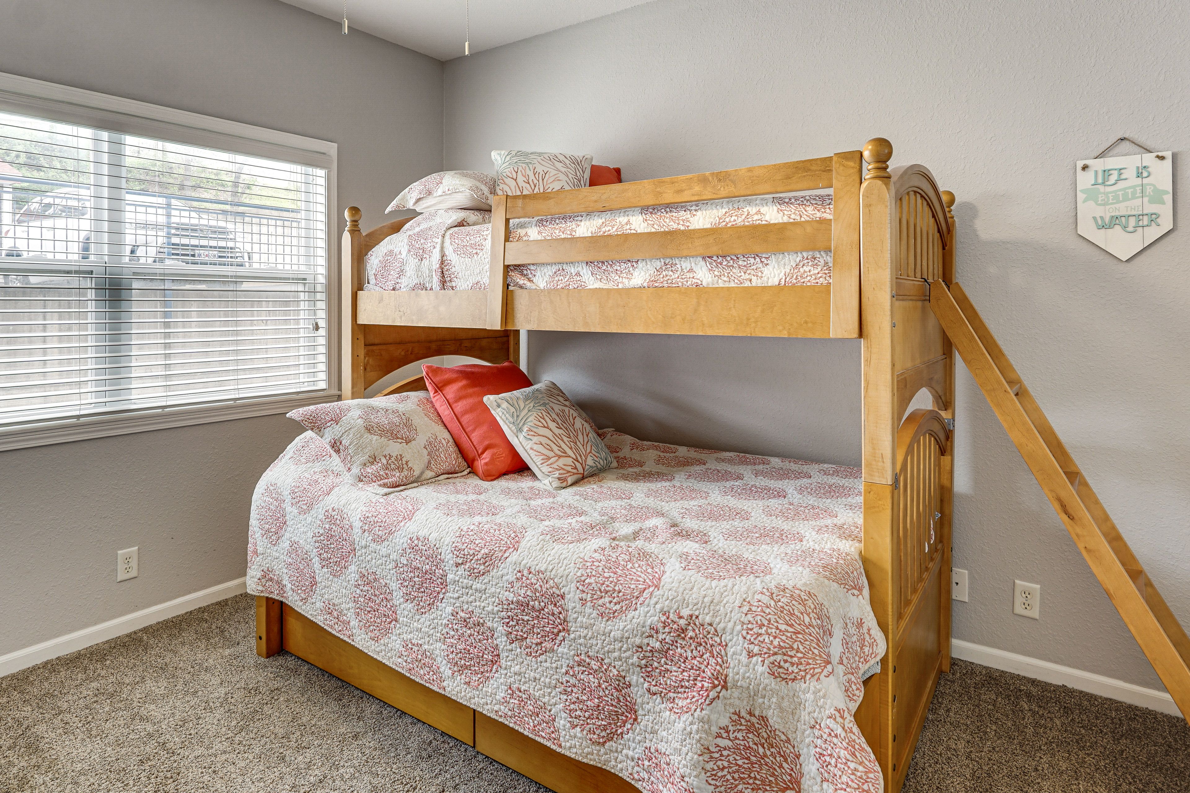 Bedroom 3 | Twin/Full Bunk Bed