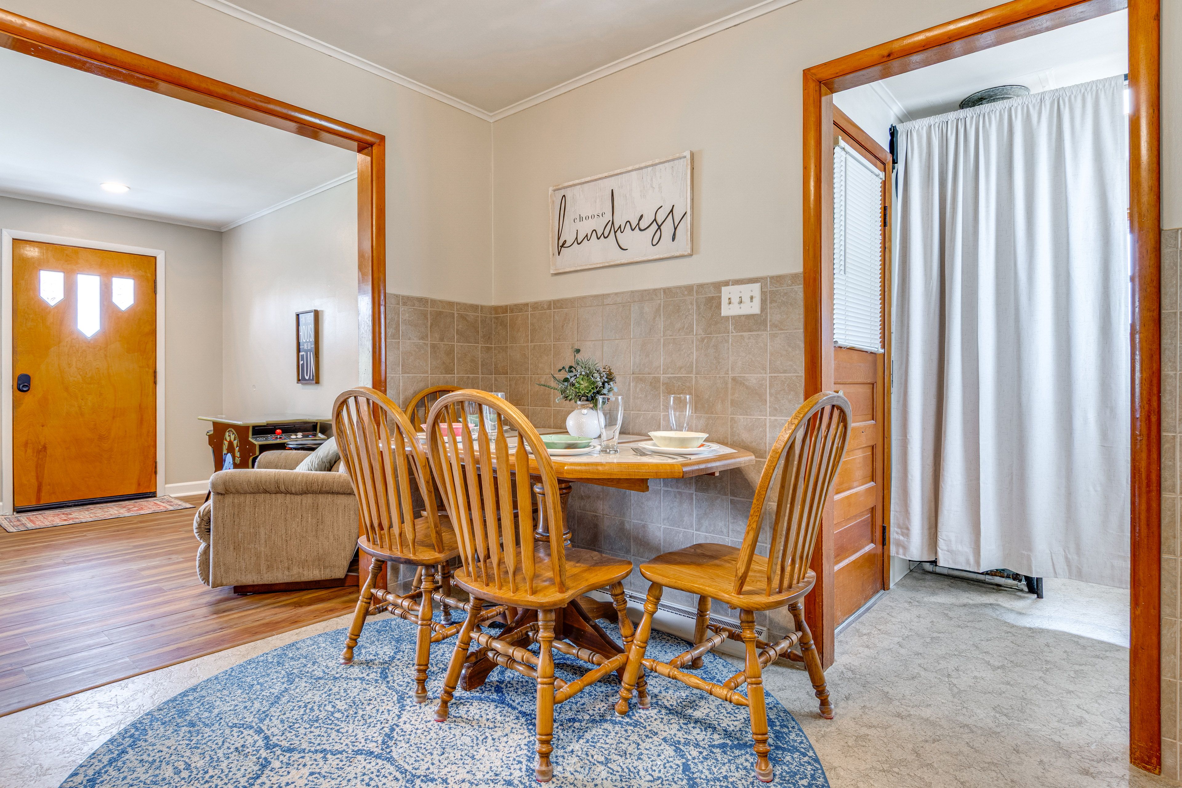 Dining Area | Dishware/Flatware Provided