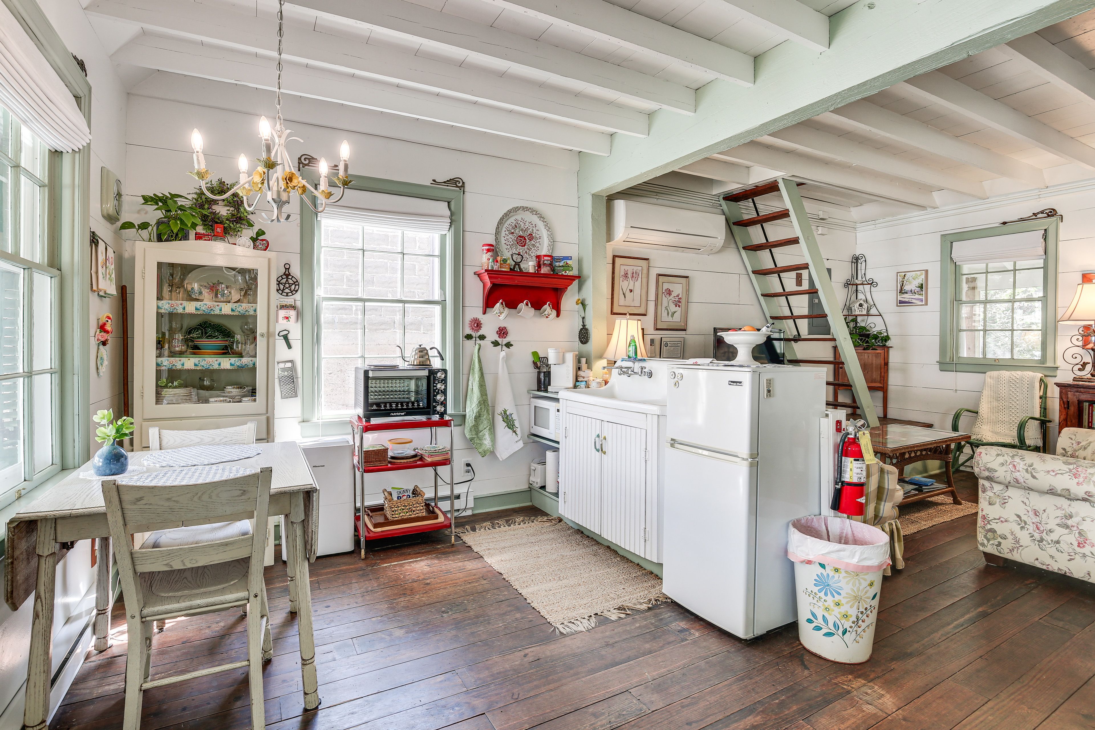 Kitchenette & Dining Area | Dishes & Flatware Provided