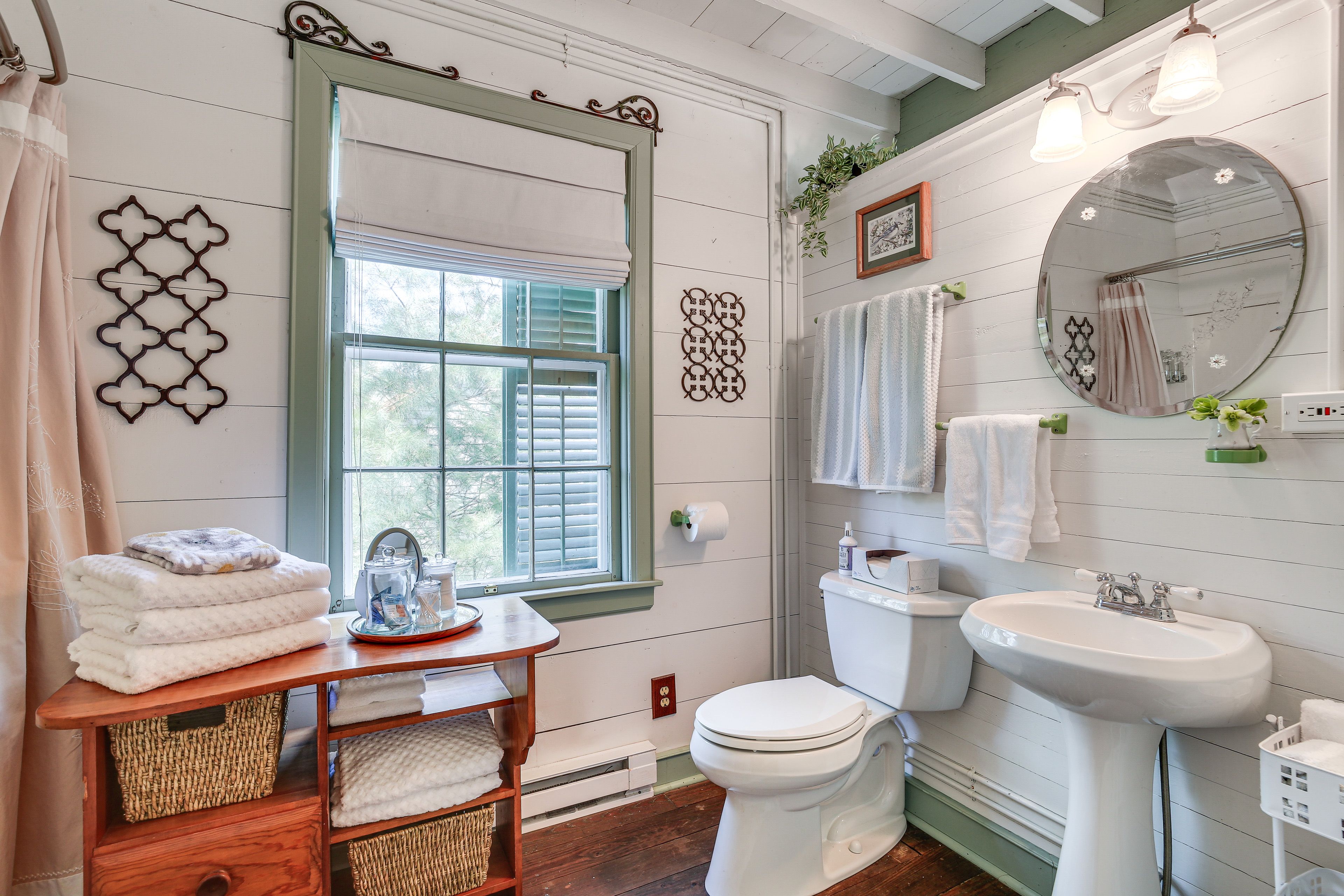 Full Bathroom | Towels & Linens Provided