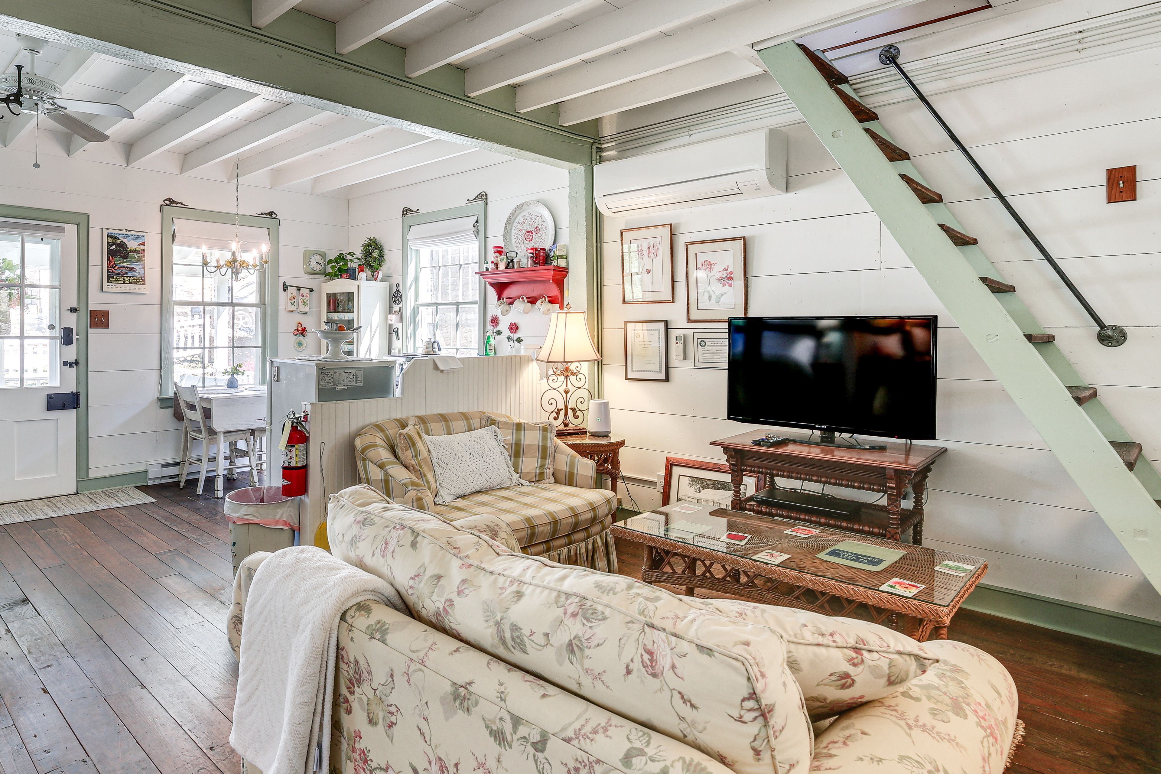 Living Room Area | Free WiFi