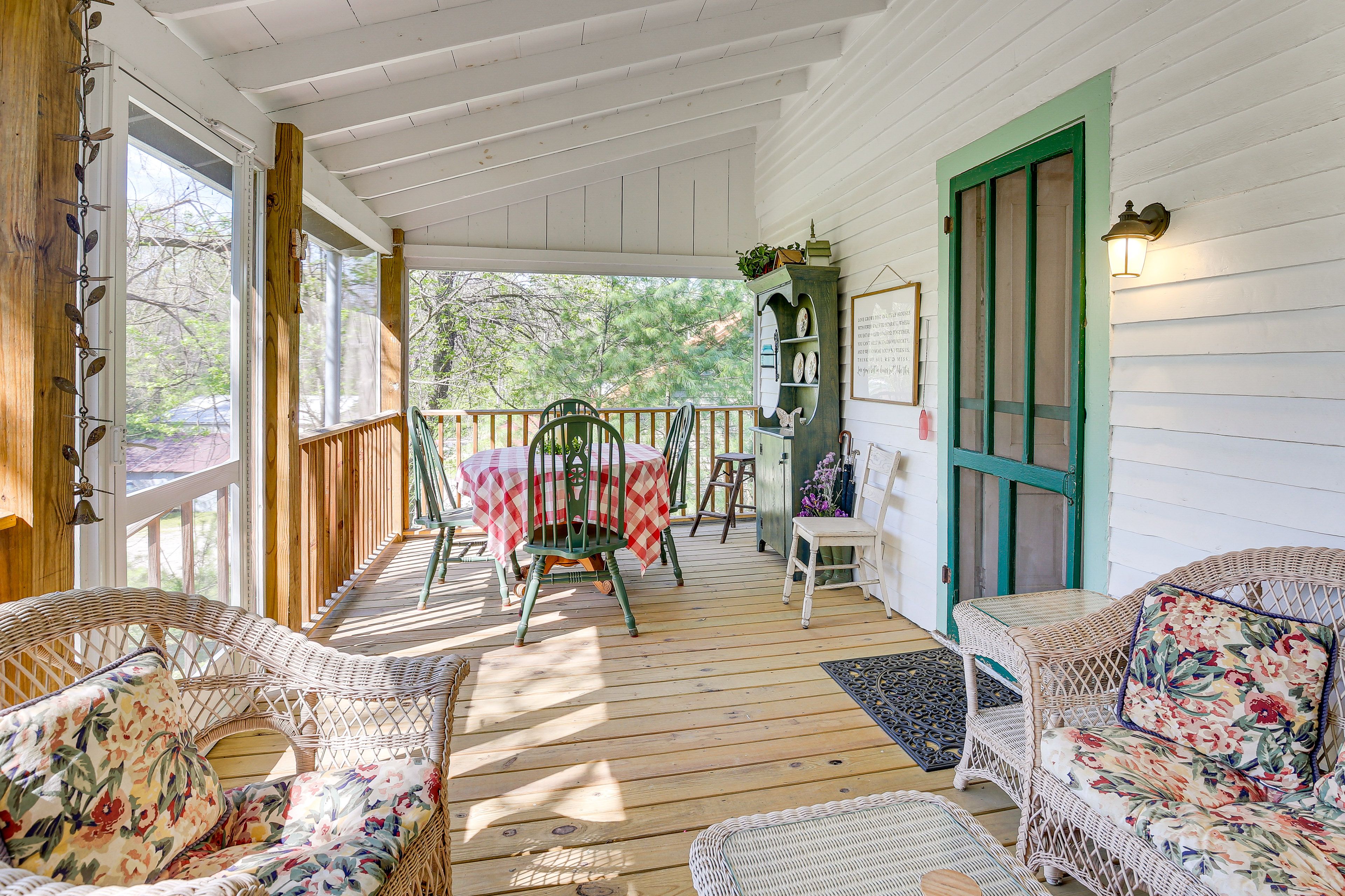 Screened Porch | Dining & Lounge Furniture