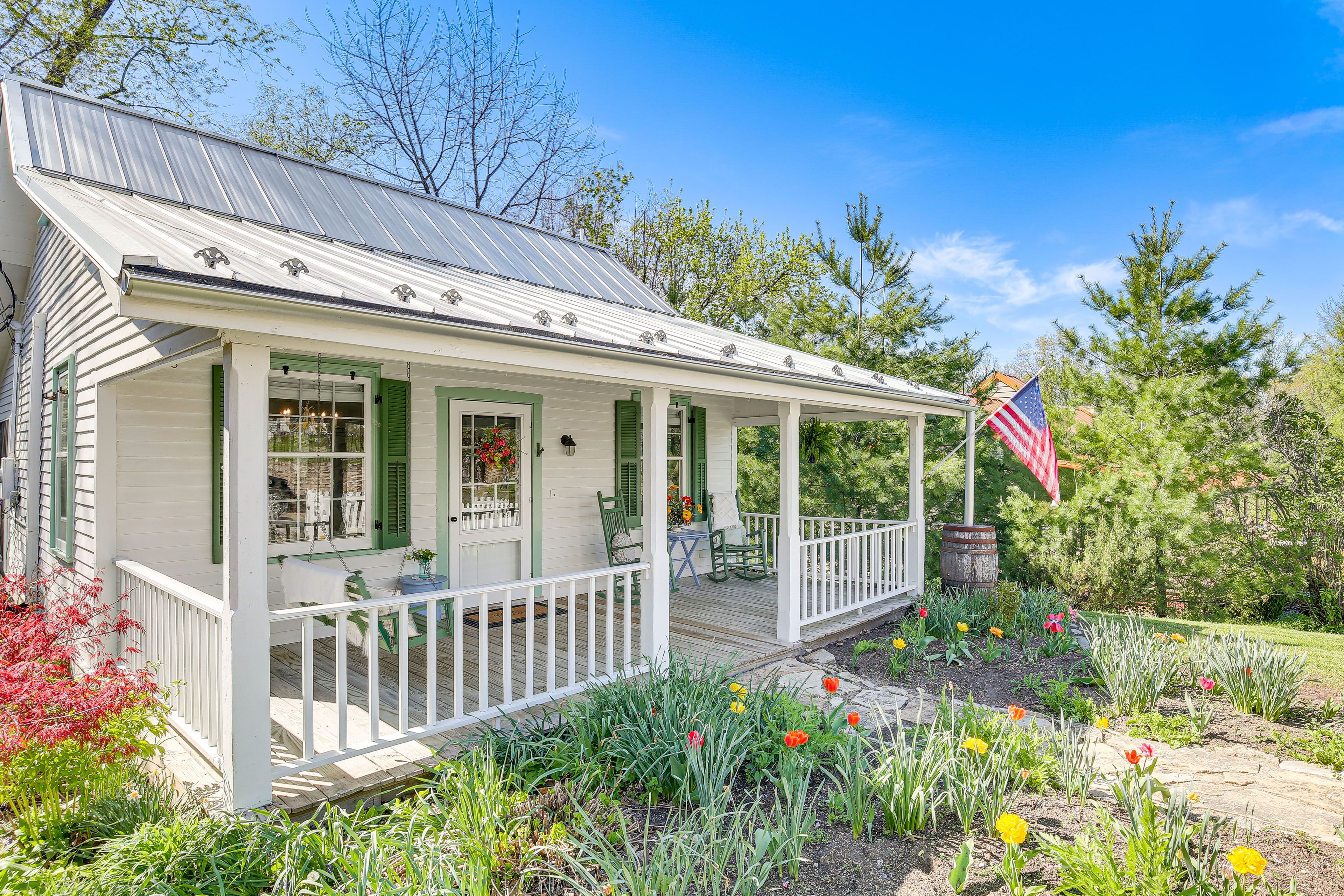 Exterior | Half-Step to Access