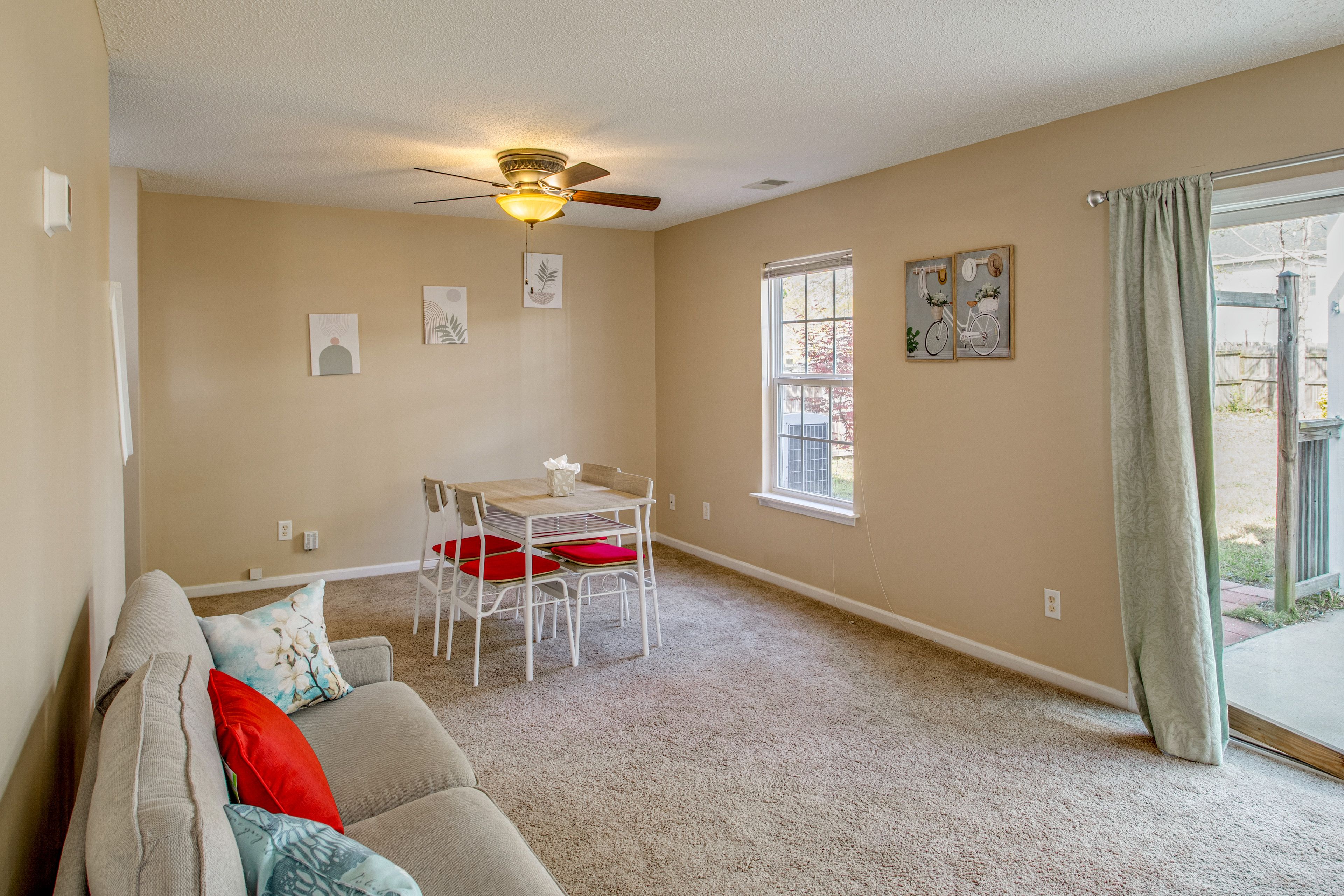 Dining Area | Dishware/Flatware Provided | 1st Floor