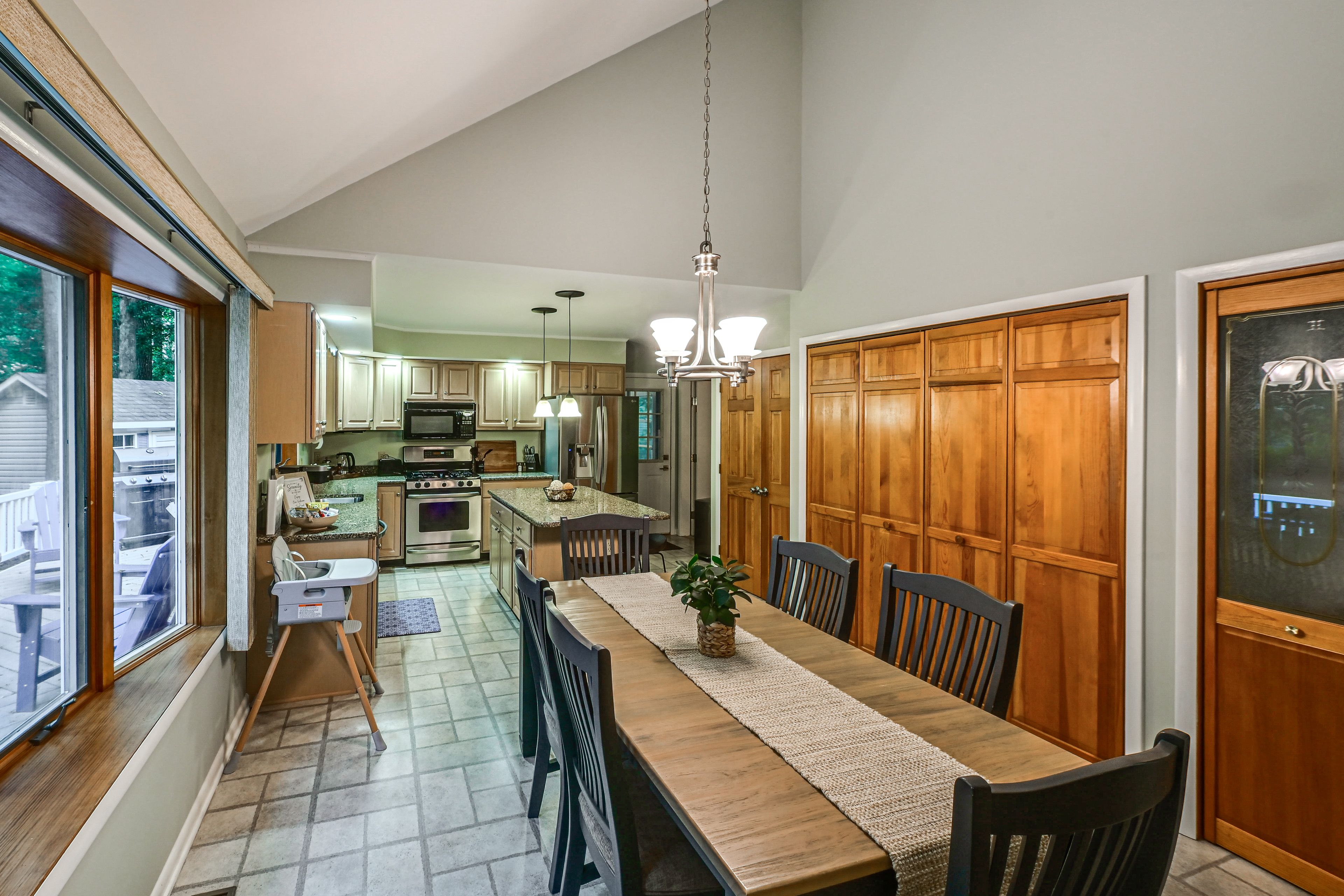 Dining Area & Kitchen