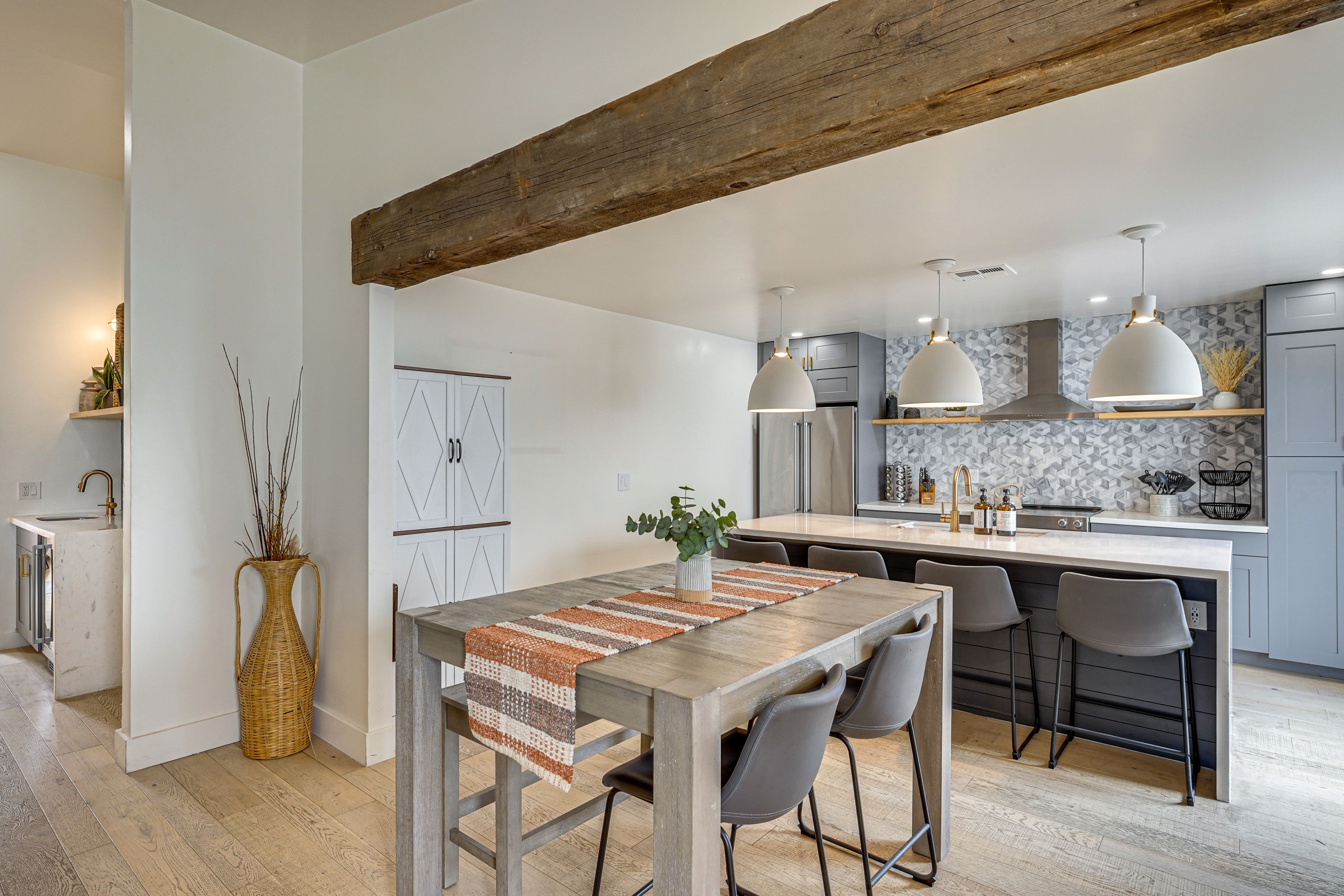 Kitchen & Dining Area