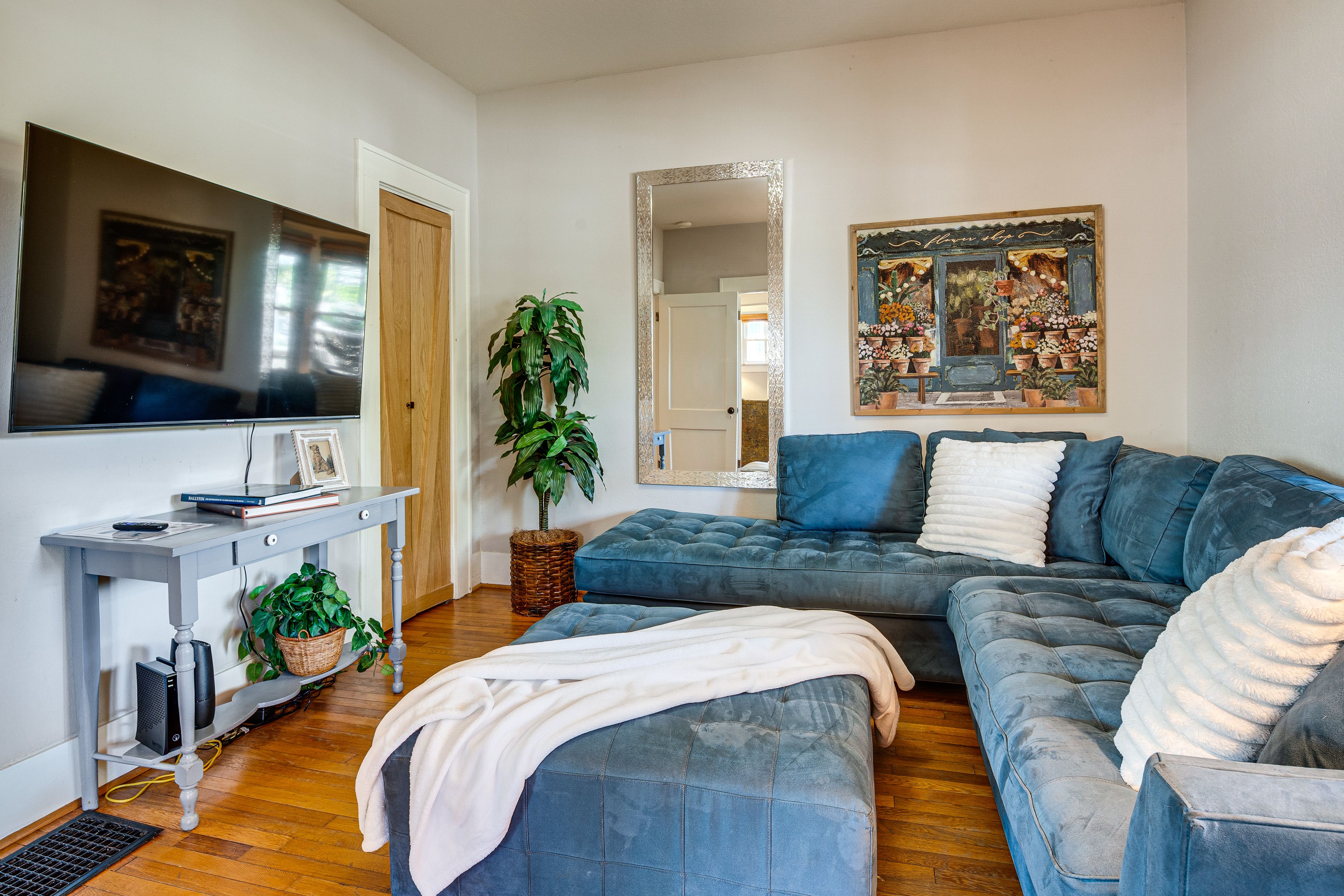 Den | 1st Floor | Smart TV