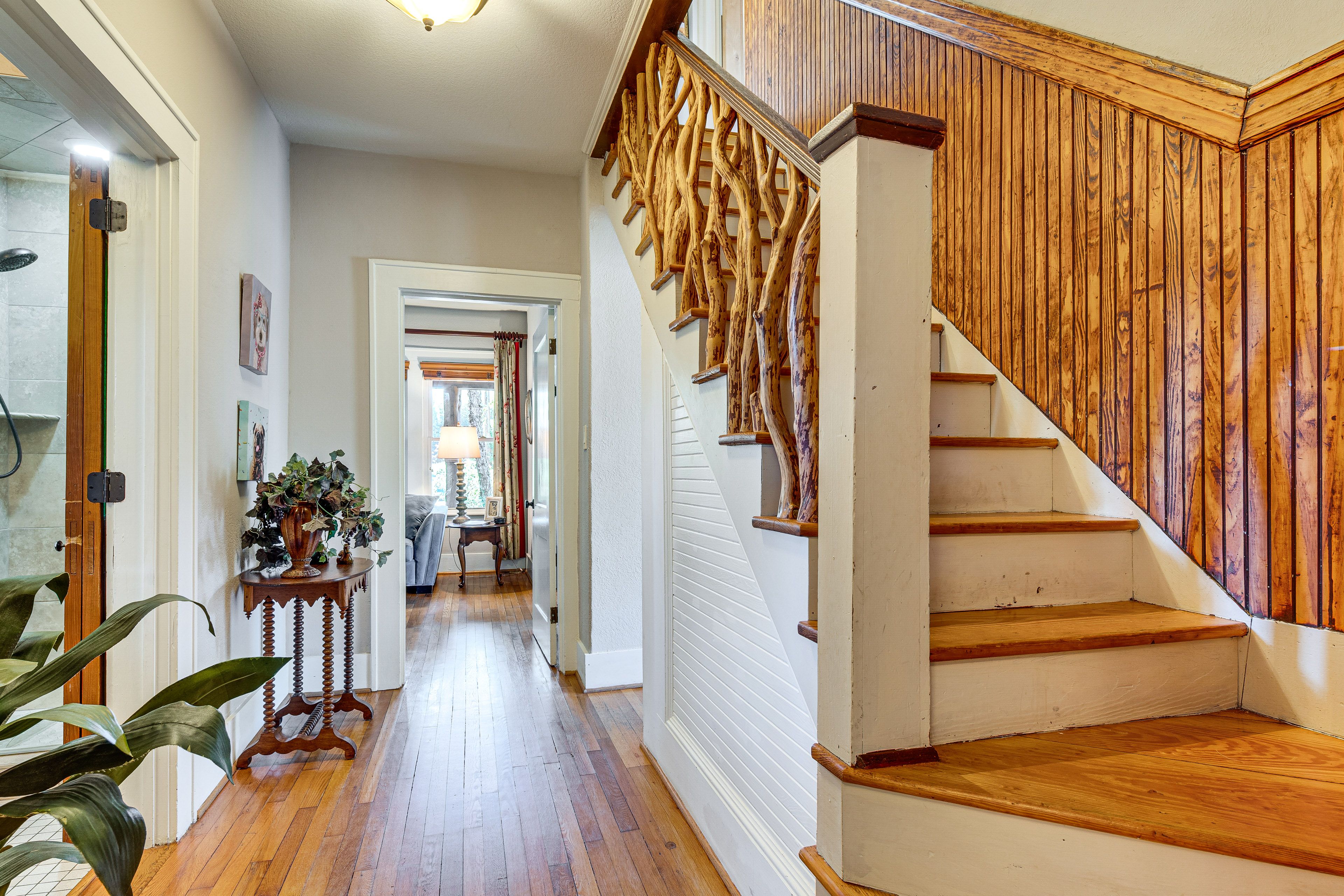 Entry | 1st-Floor Landing