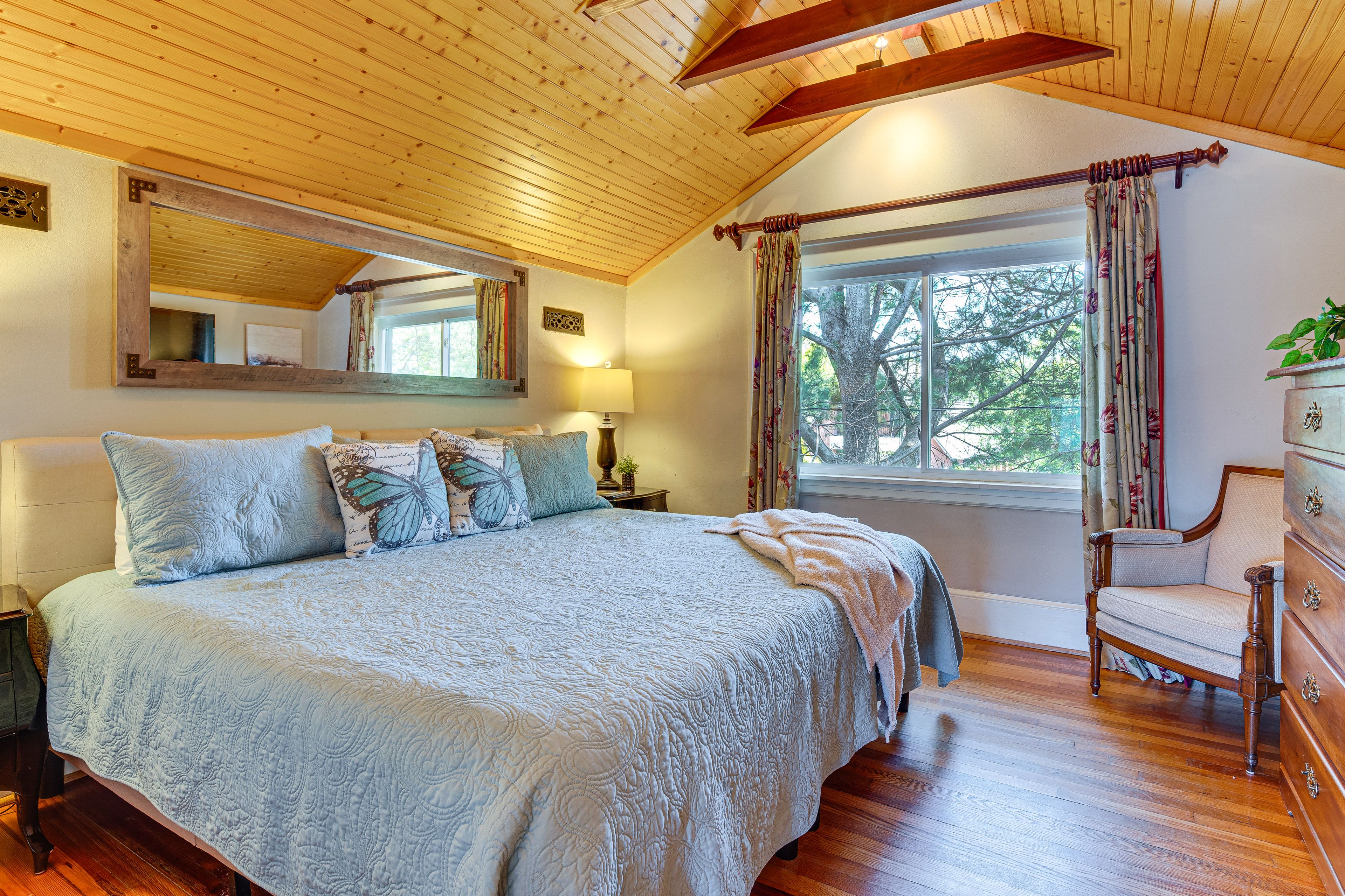 Bedroom 2 | 2nd Floor | King Bed | Smart TV