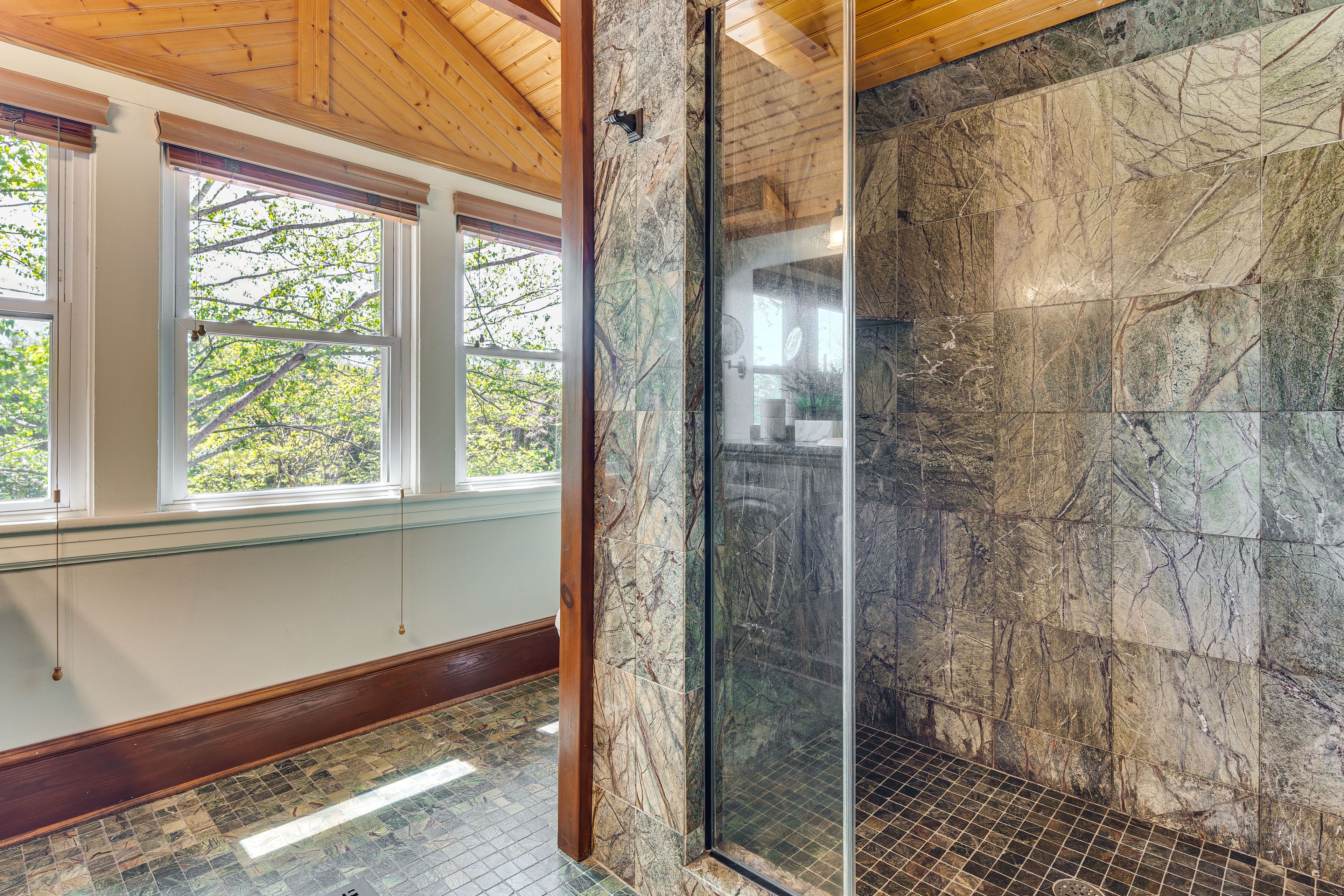 Bathroom | 2nd Floor