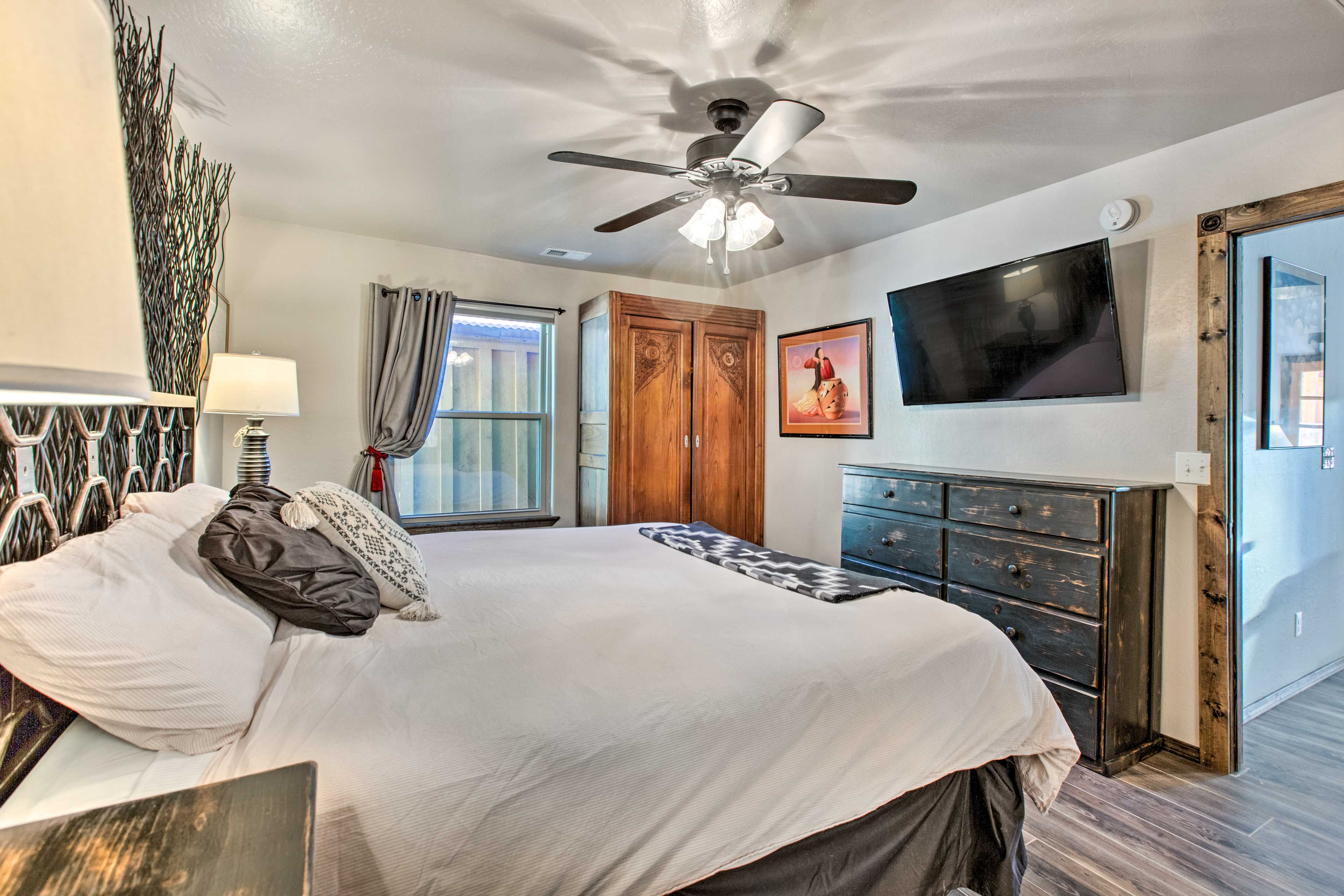 Bedroom 1 | King Bed