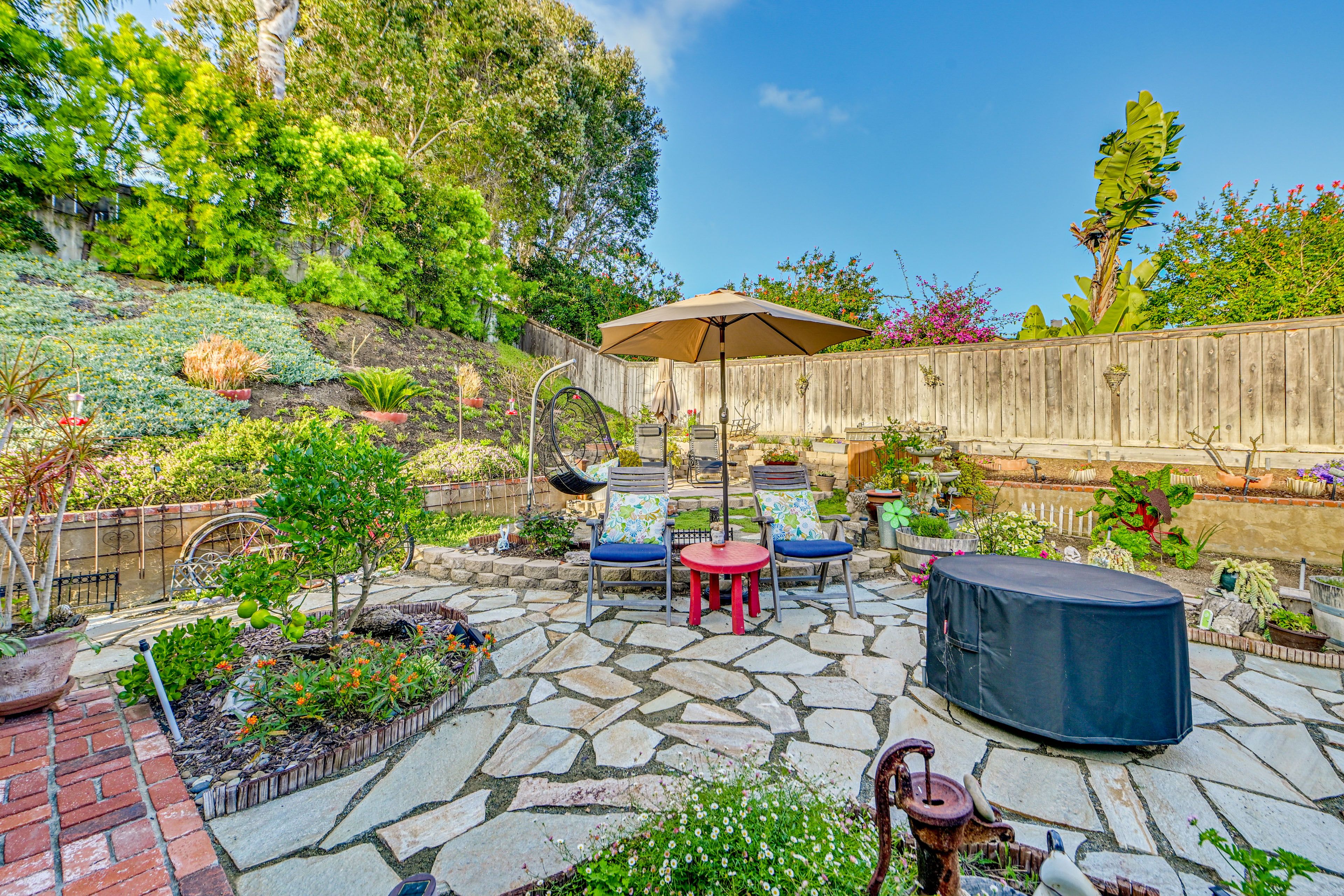 Courtyard | Garden | Gas Fire Pit | Fenced Yard