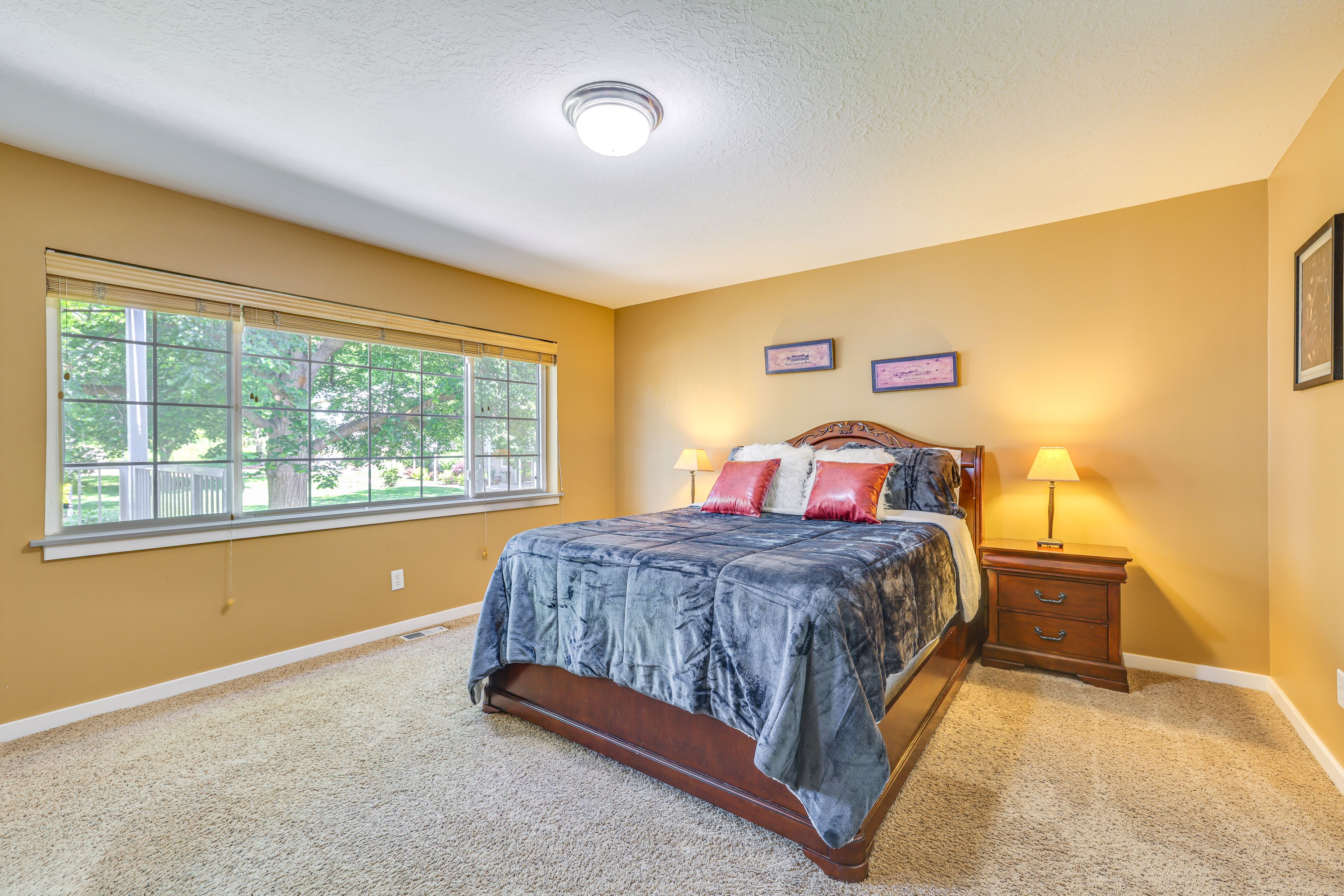 Bedroom 1 | Queen Bed