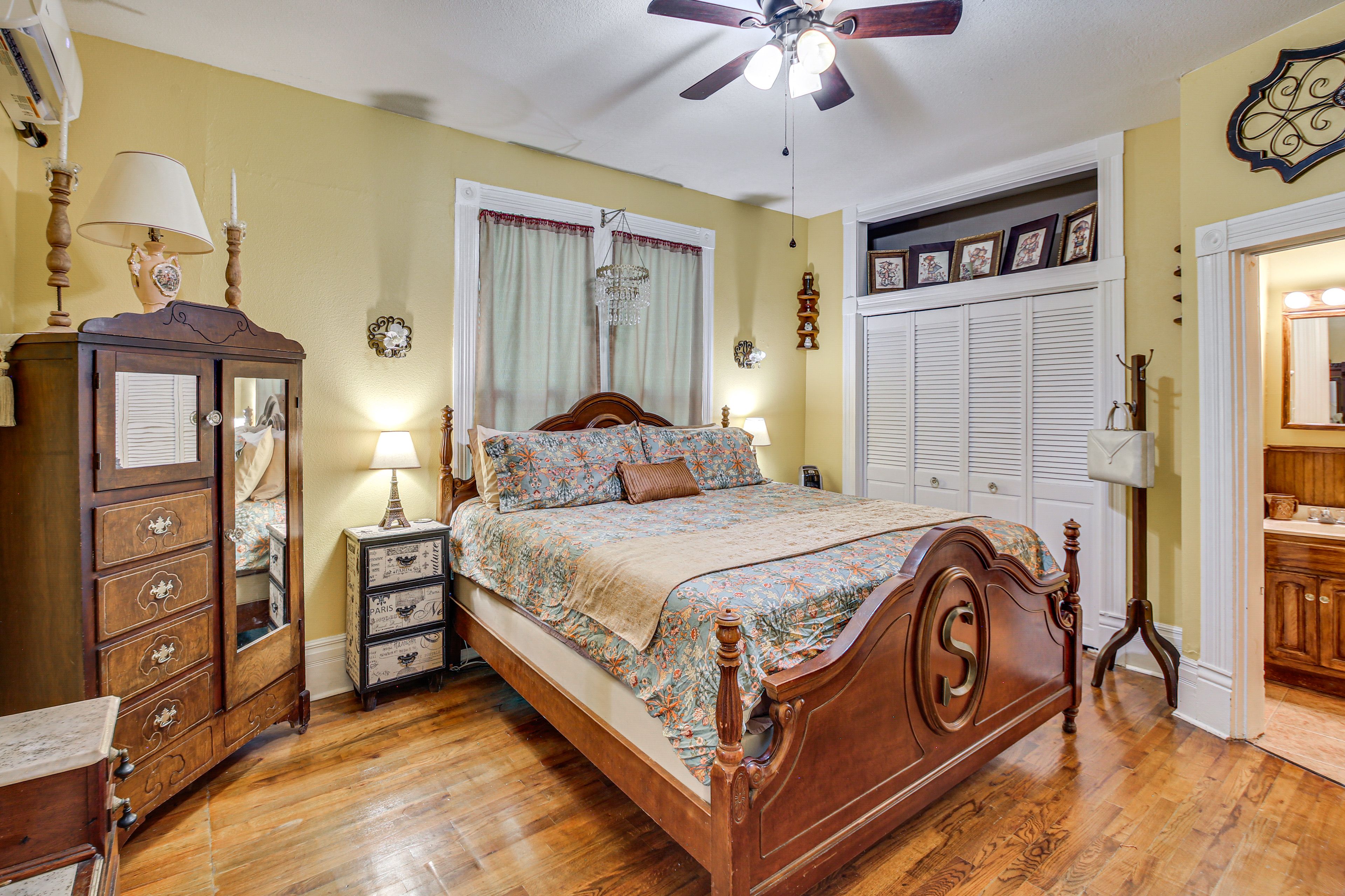 Bedroom 1 | King Bed