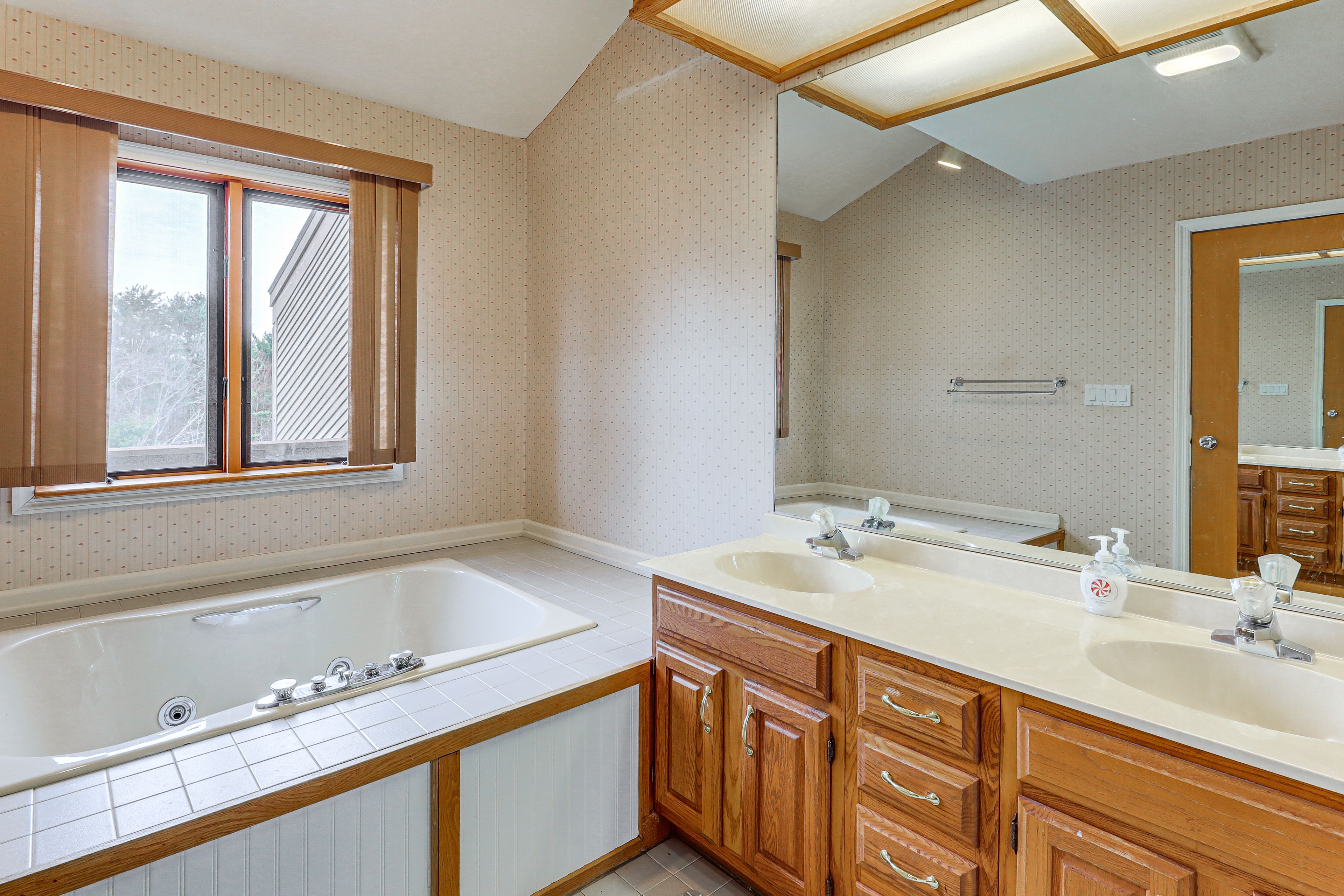 Full Bathroom | 2nd Floor