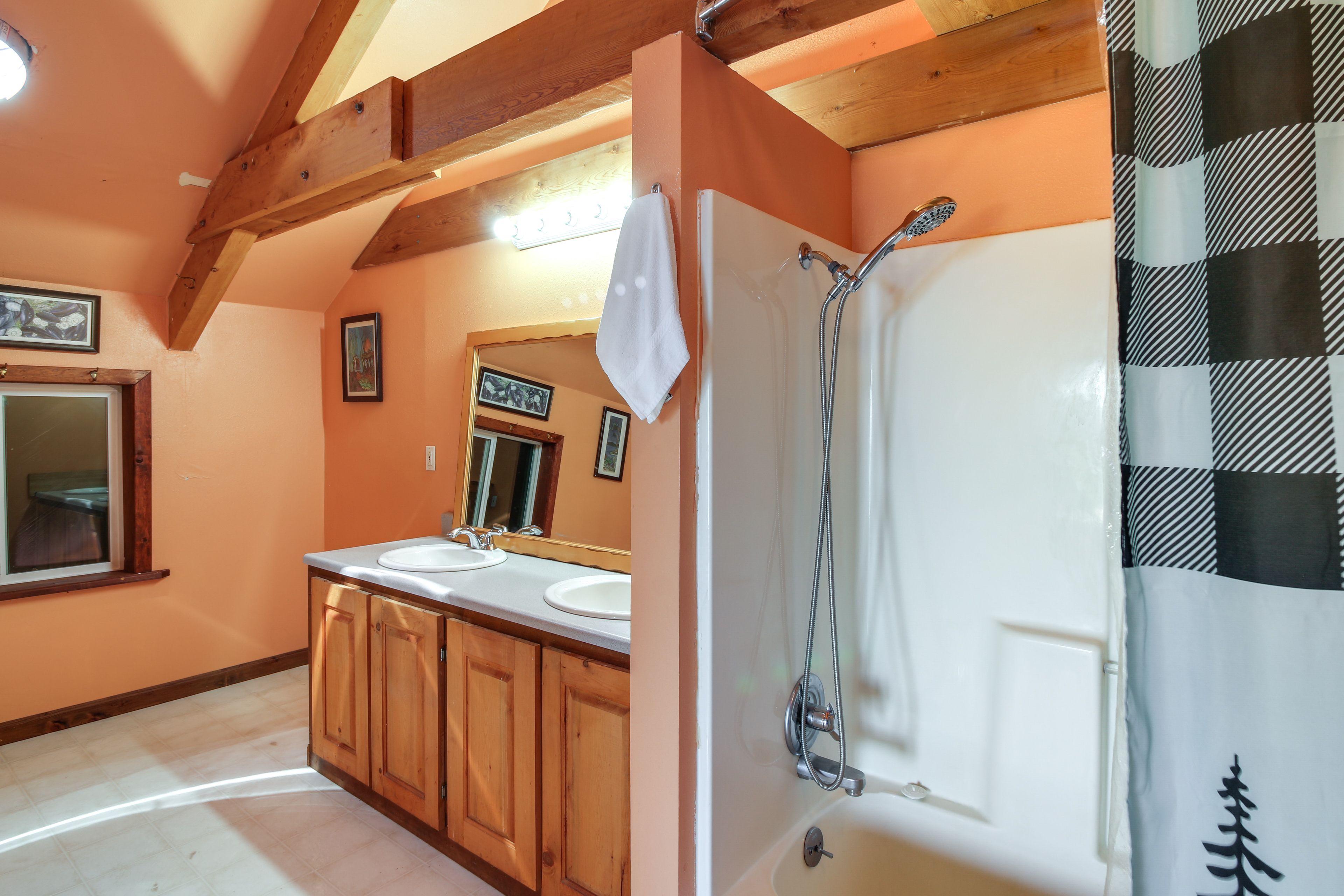 Bathroom | 2nd Floor