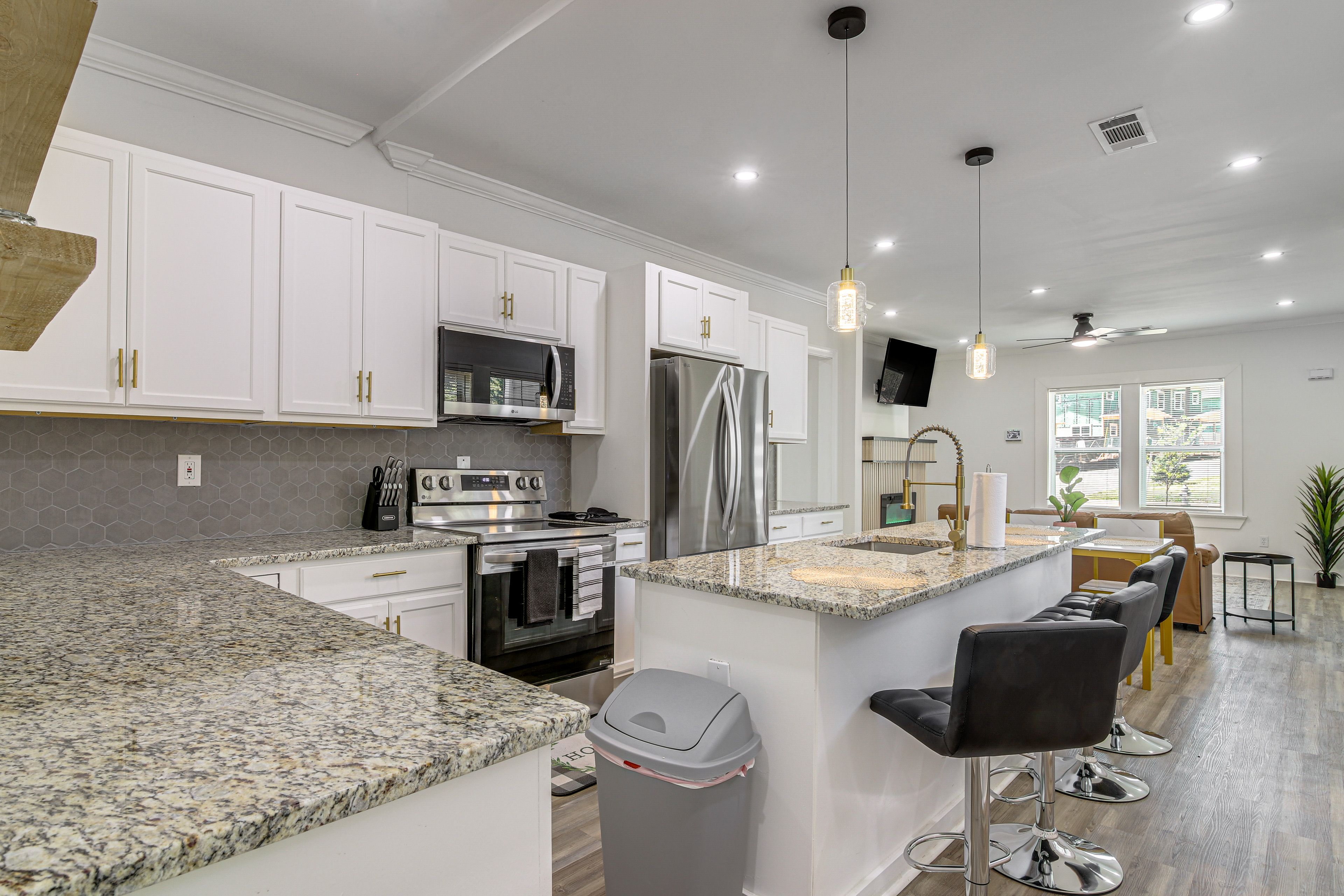 Kitchen | Cooking Basics | Dining Area | Dishes & Flatware Provided