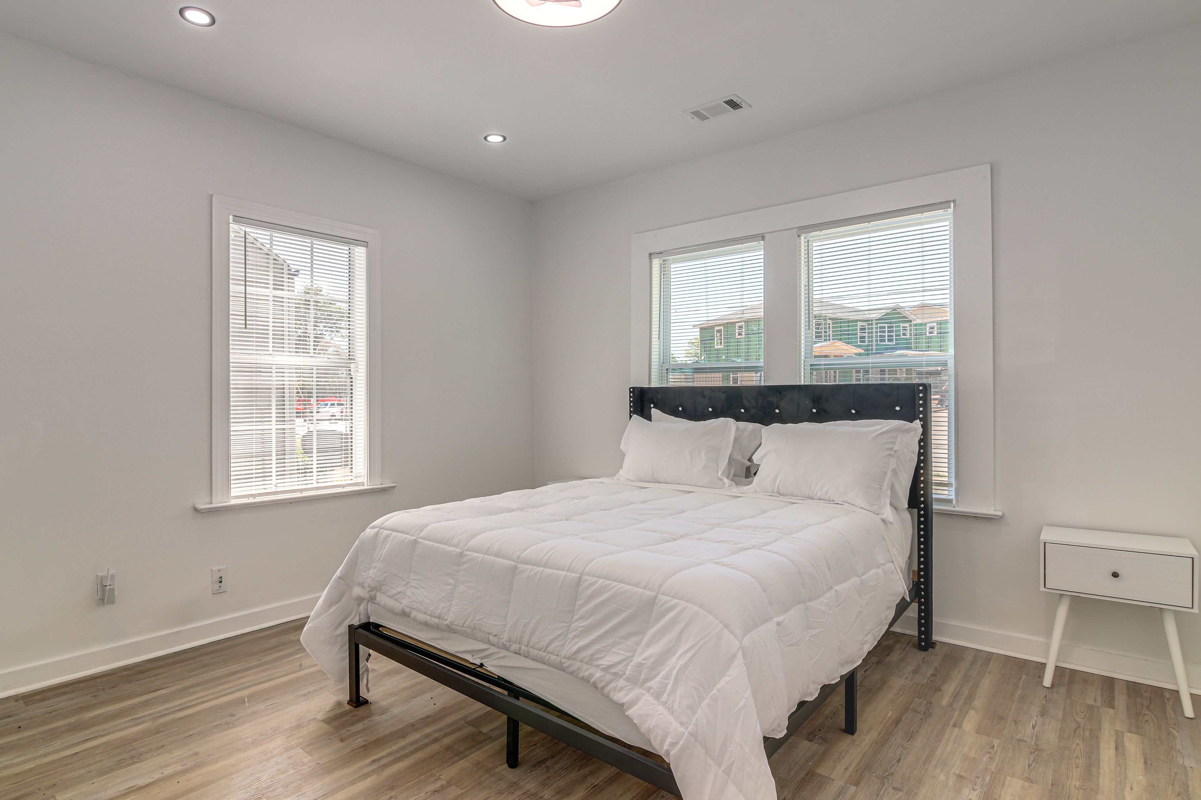 Bedroom 2 | Queen Bed