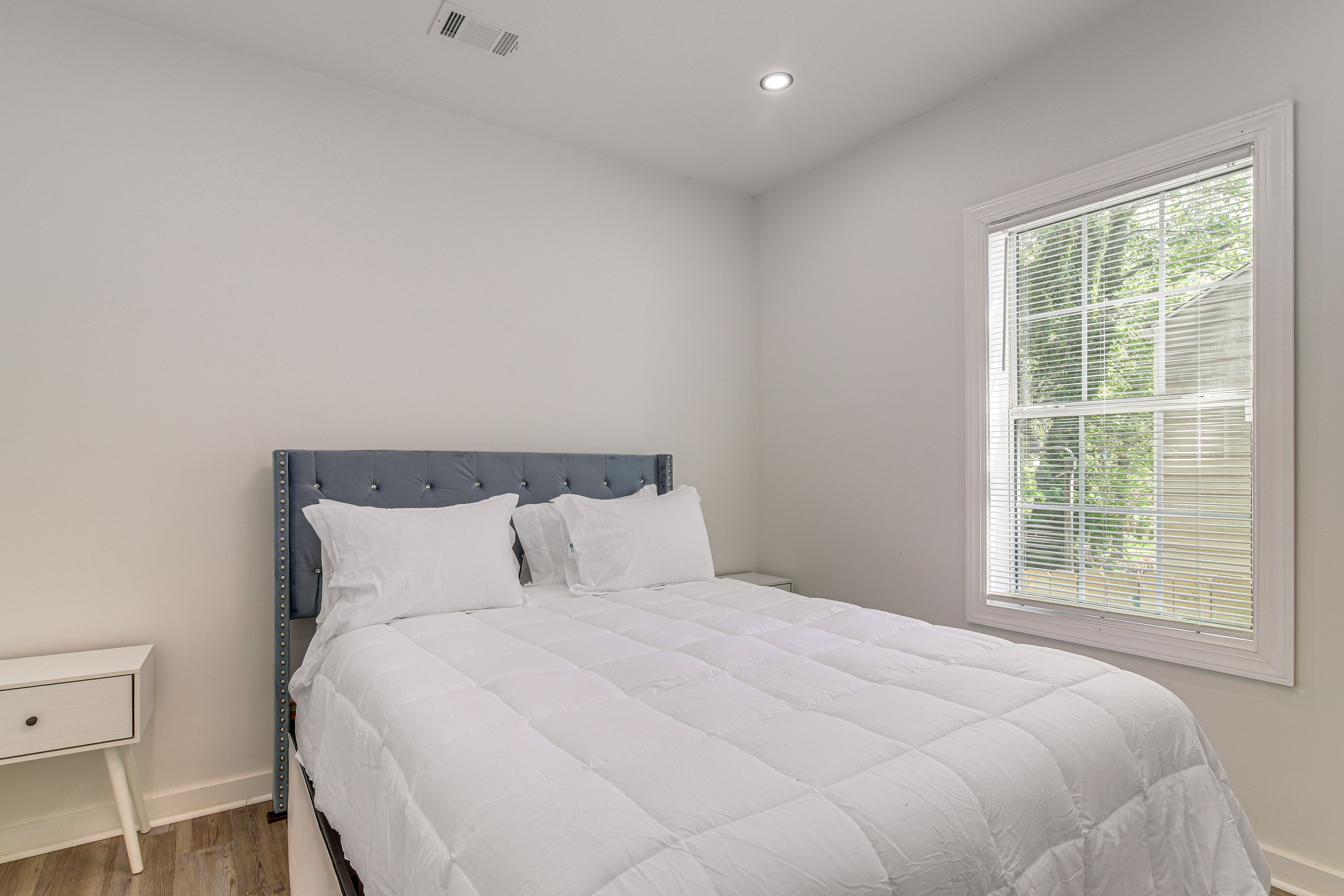 Bedroom 3 | Queen Bed