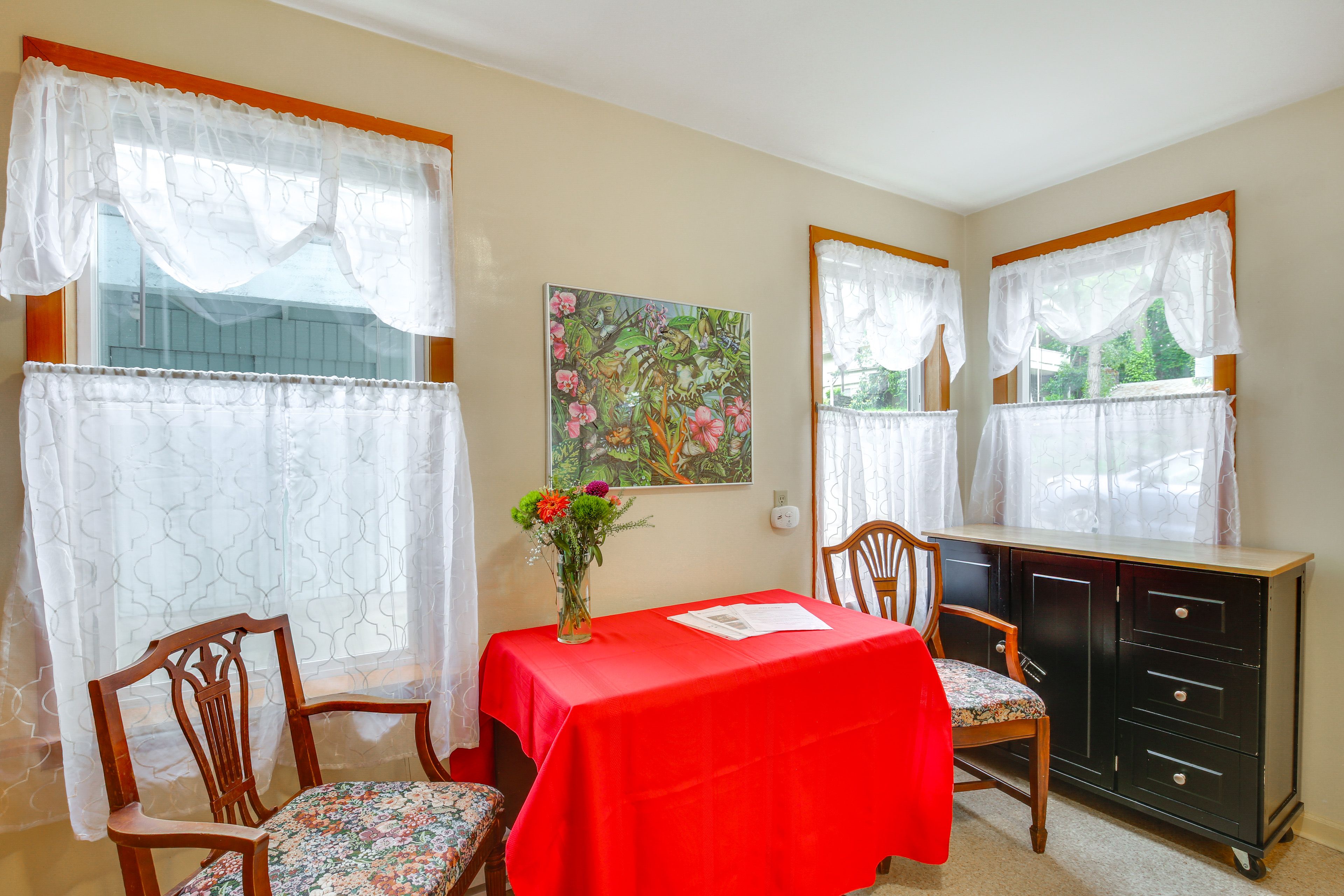 Dining Area | Dishware/Flatware Provided