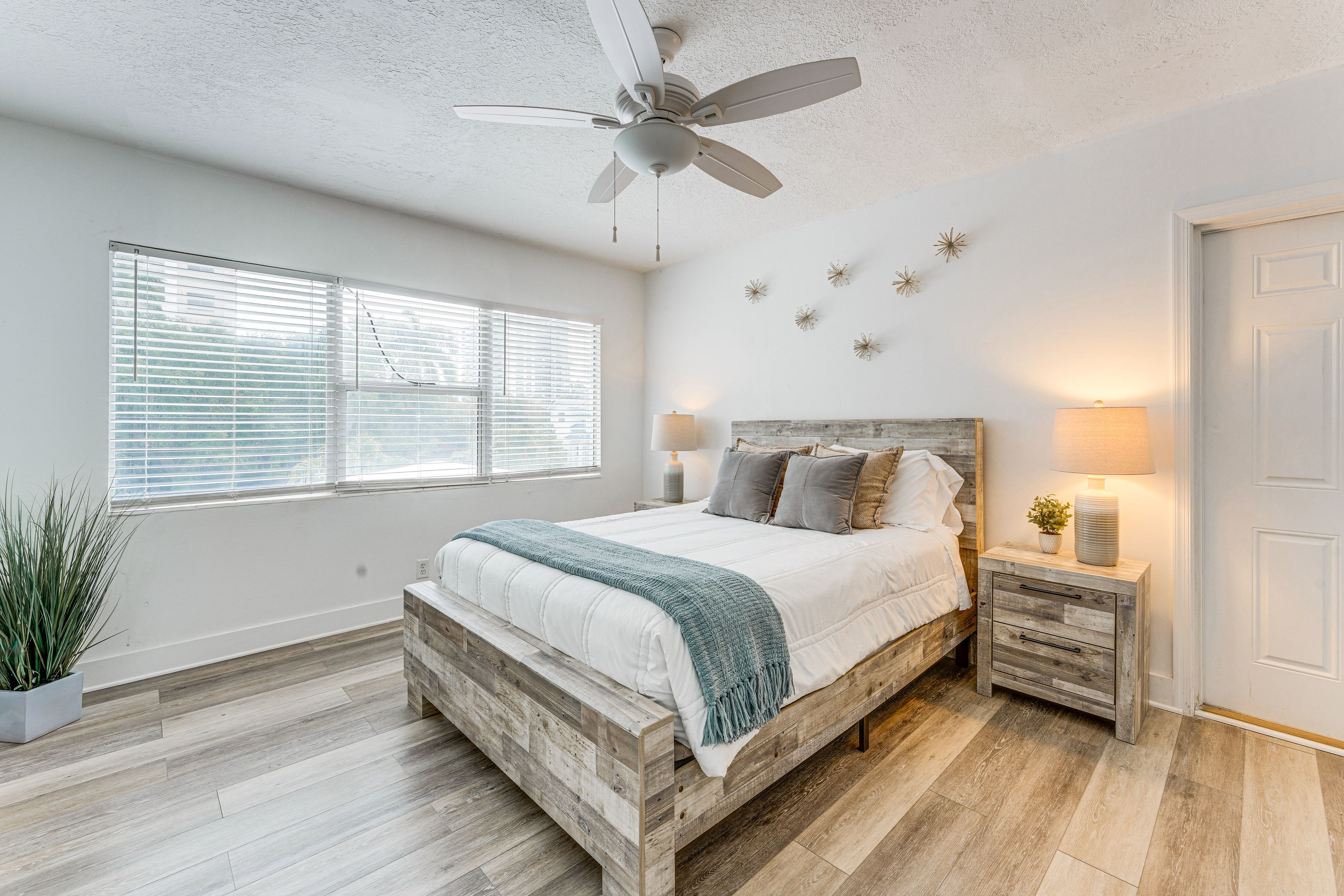 Bedroom | Queen Bed | Smart TV