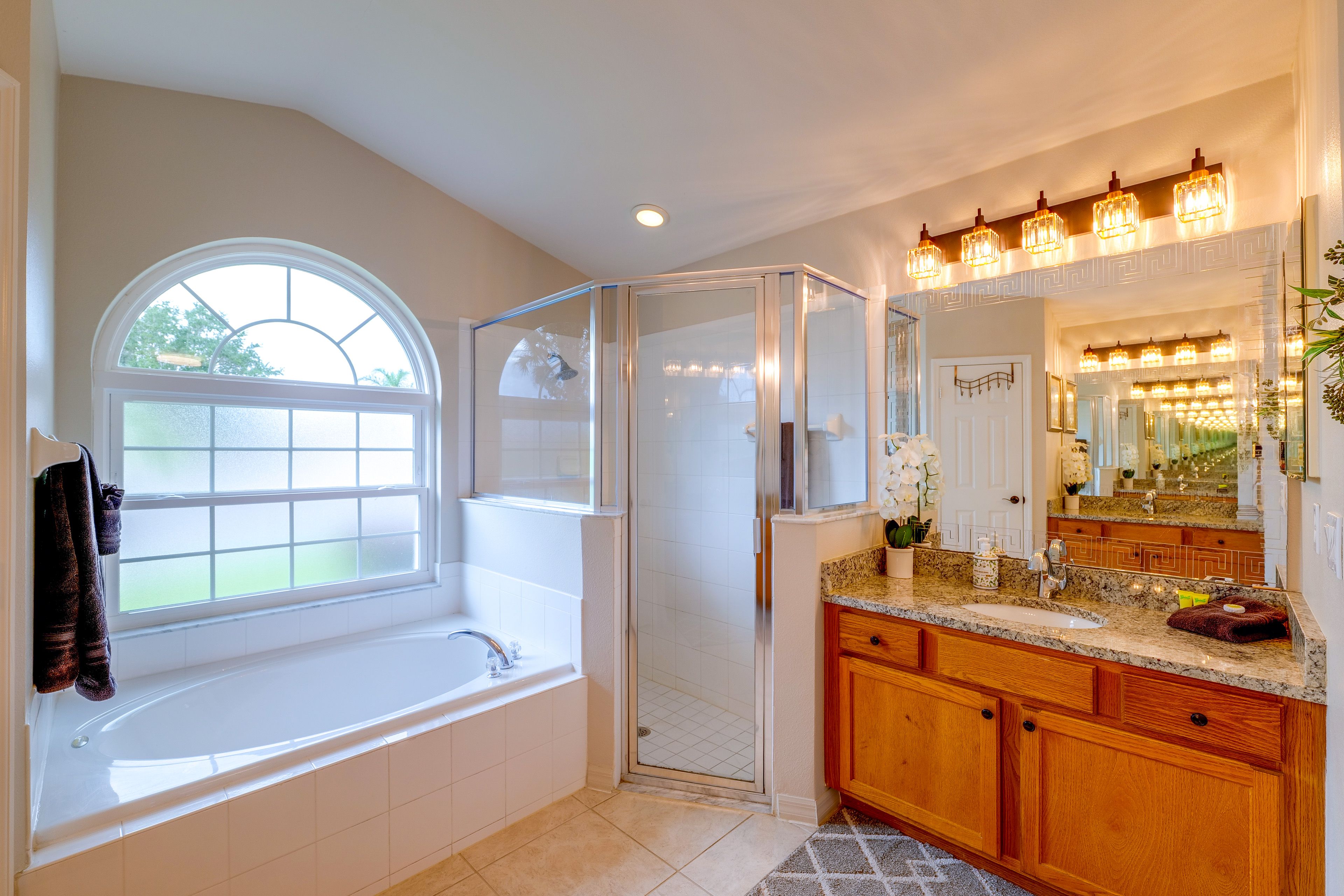 En-Suite Bathroom | Walk-in Shower | Jetted Tub