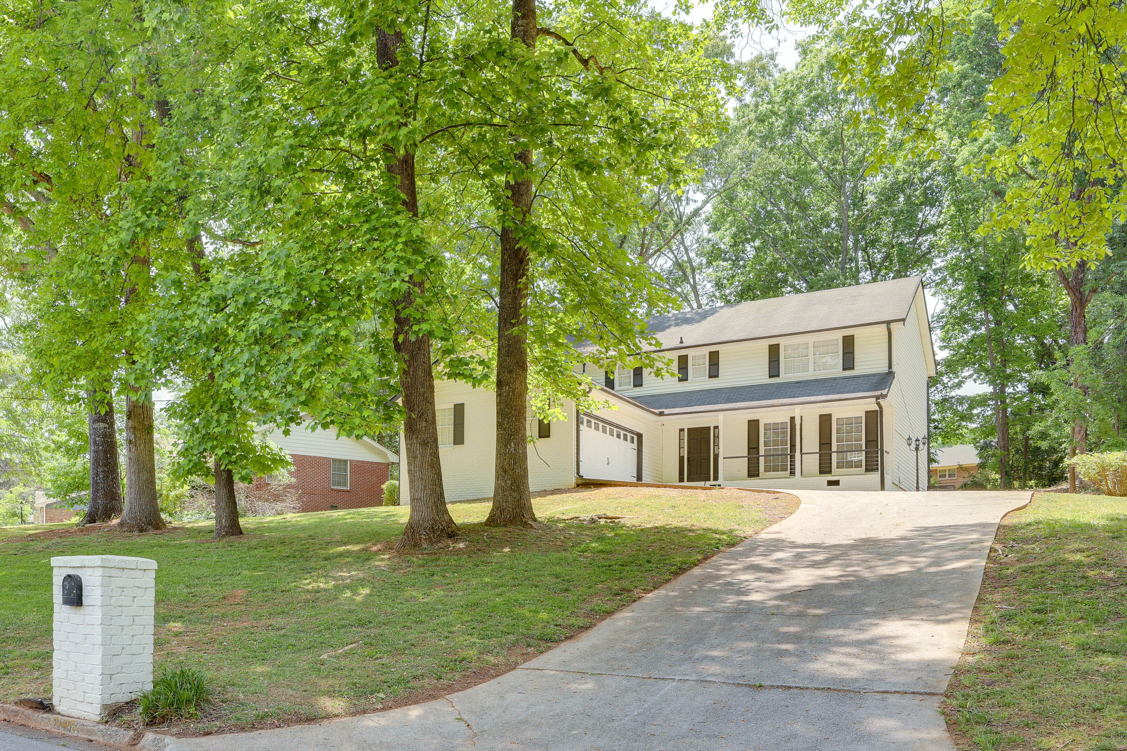 Exterior | Parking | Garage (1 Vehicle) | Driveway (5 Vehicles)