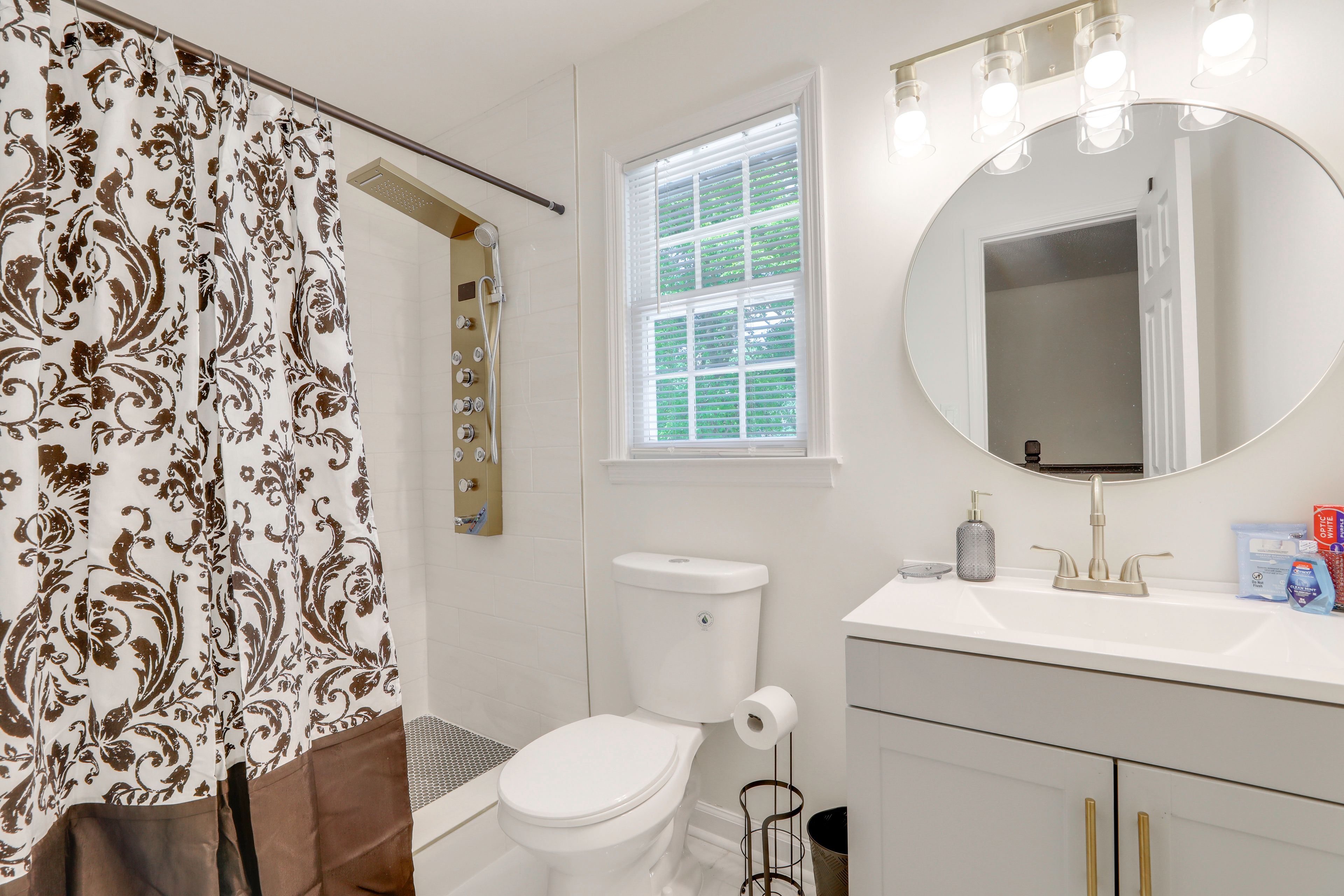 Full Bathroom | 2nd Floor | Towels & Linens Provided