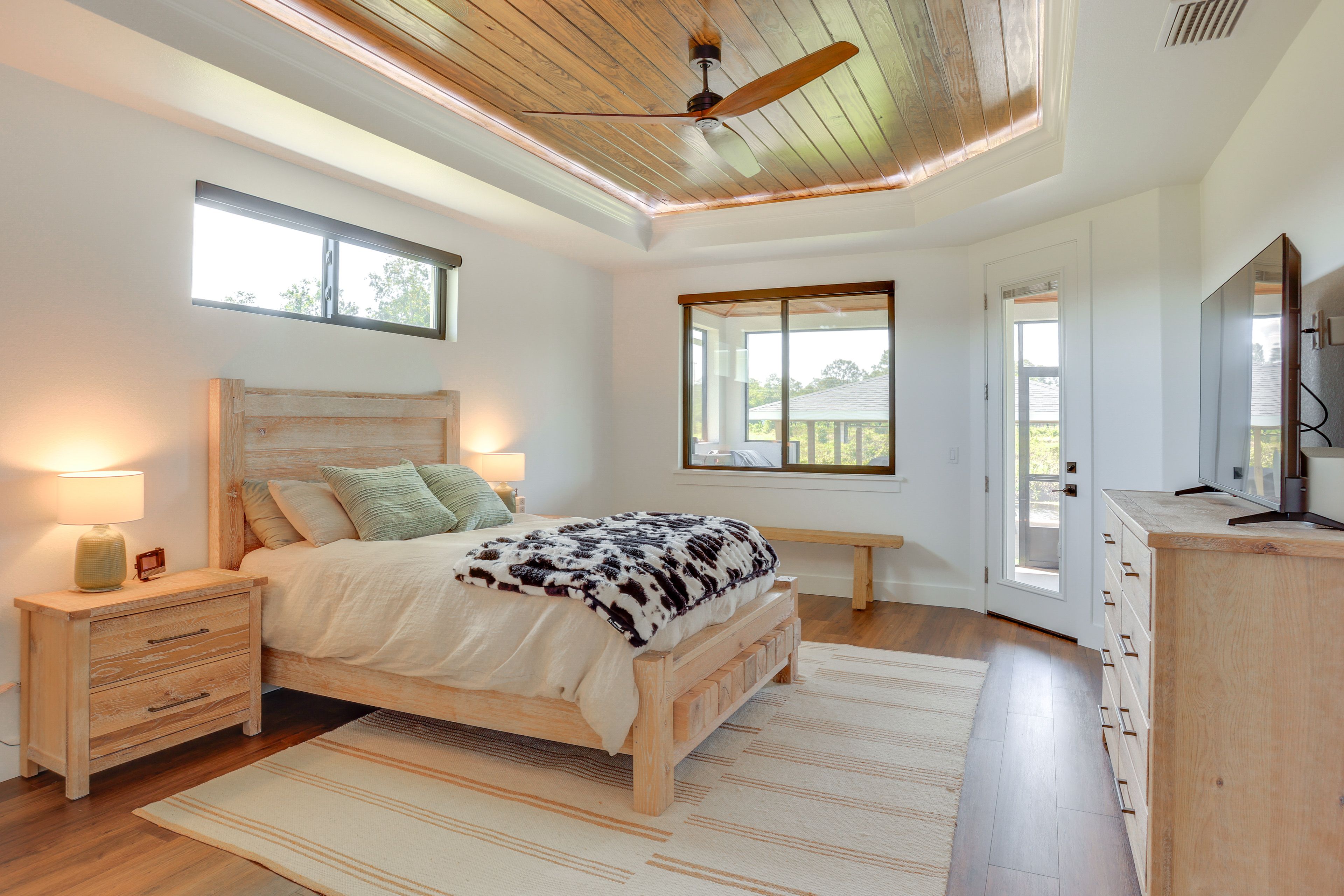 Bedroom 1 | Queen Bed