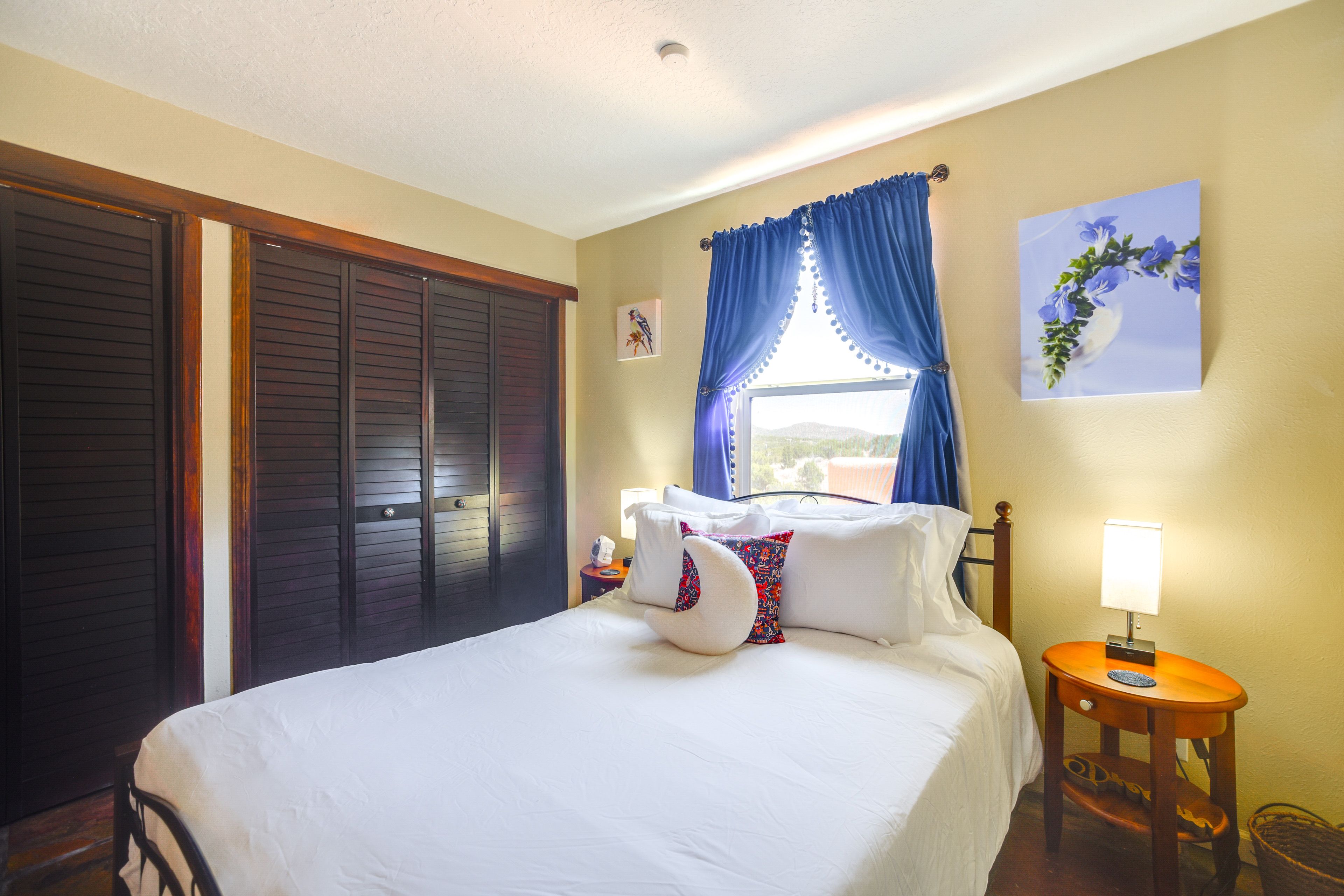 Bedroom | Queen Bed | Smart TV