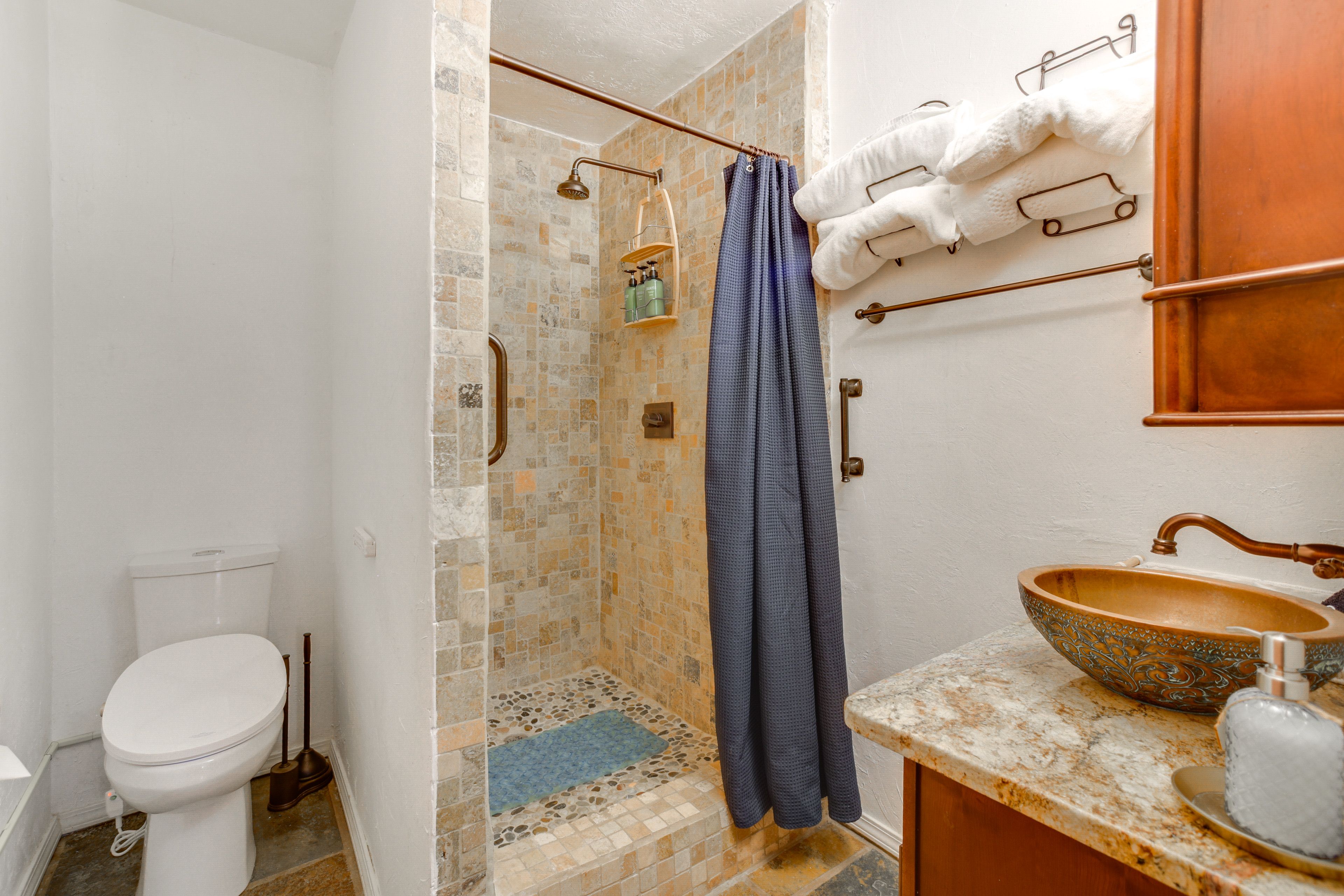 Bathroom | Main Level