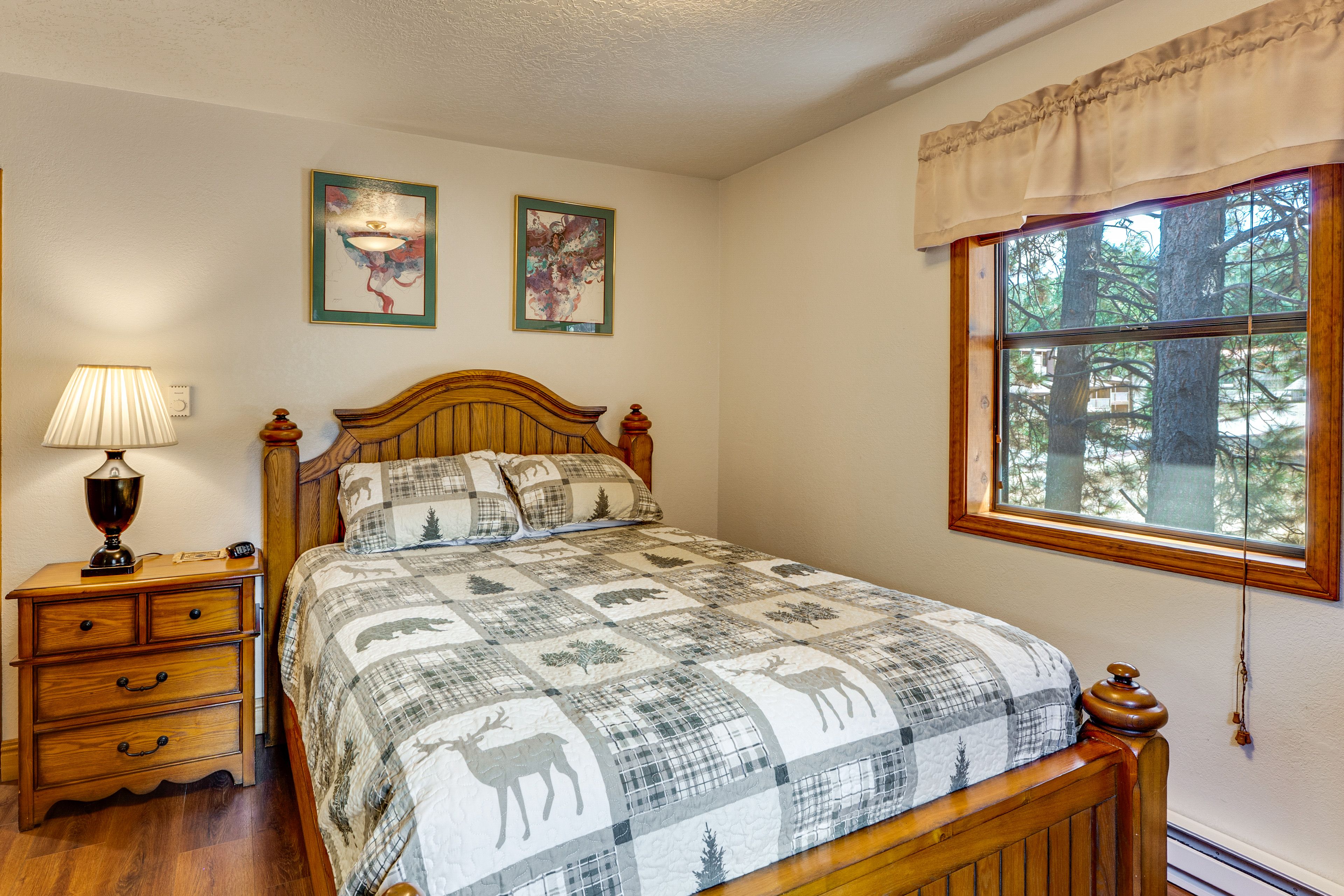 Bedroom 1 | Queen Bed