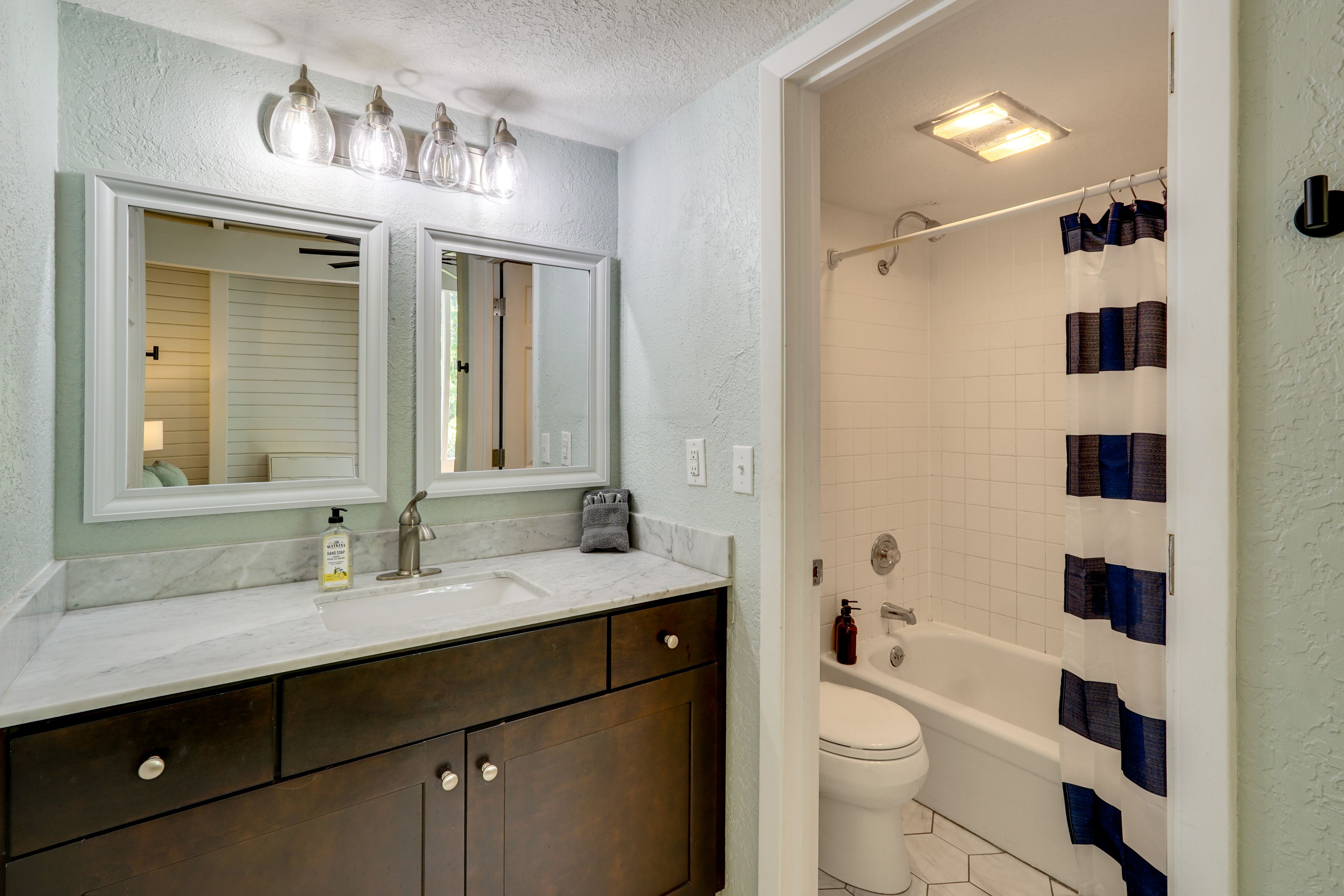 En-Suite Bathroom | Towels & Linens Provided | 2nd Floor