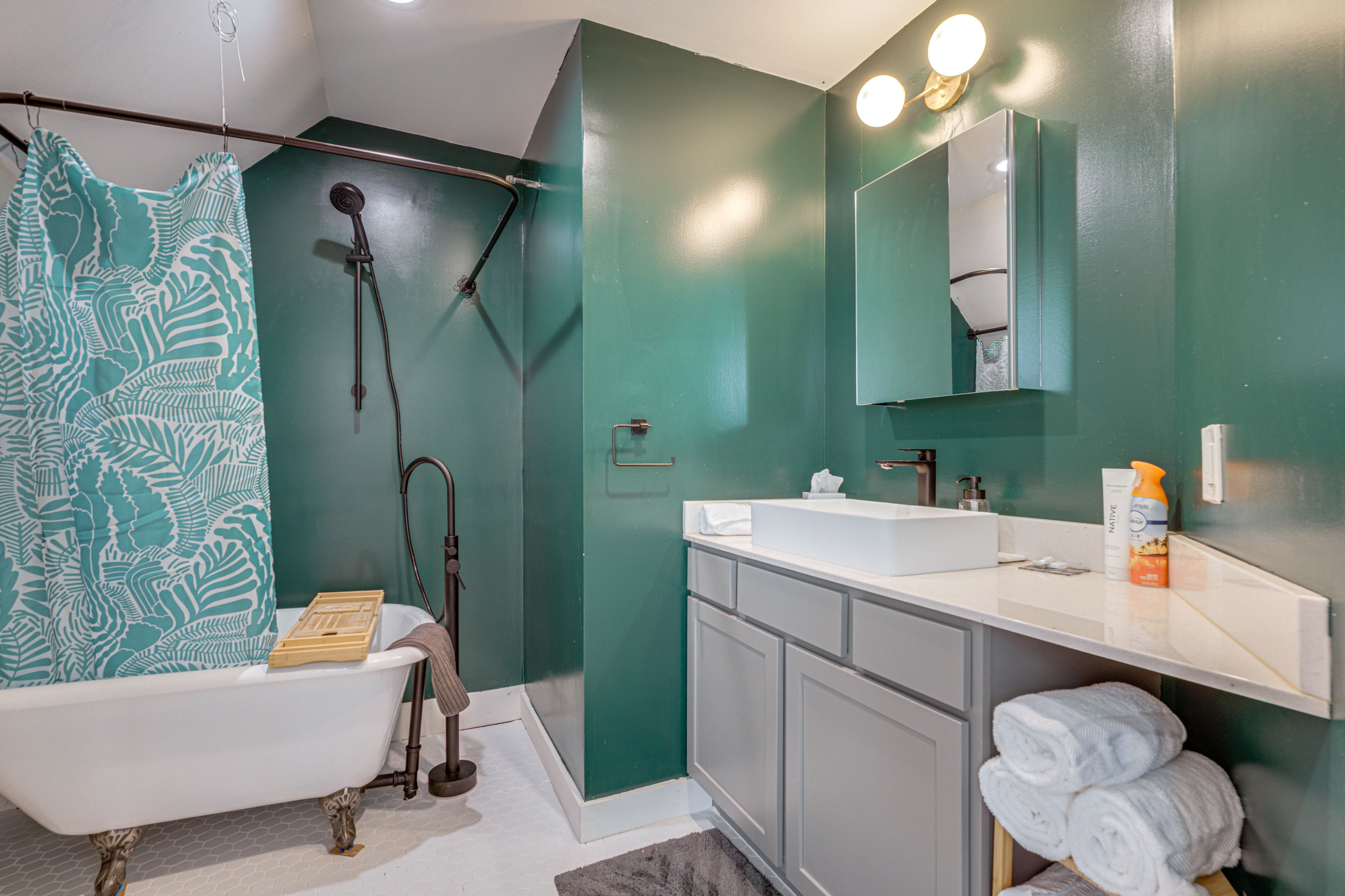 Bathroom | 2nd Floor