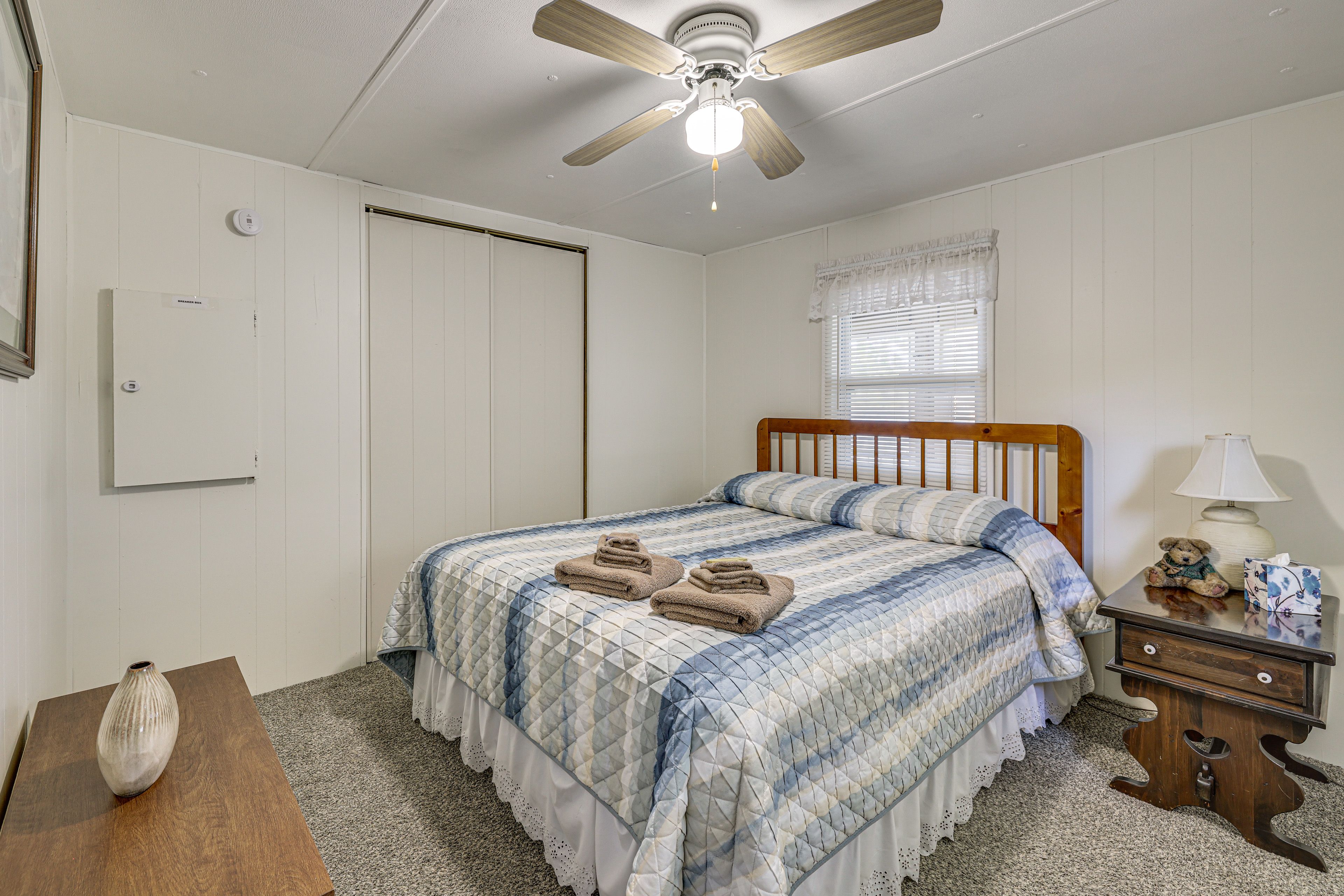 Bedroom 1 | Queen Bed