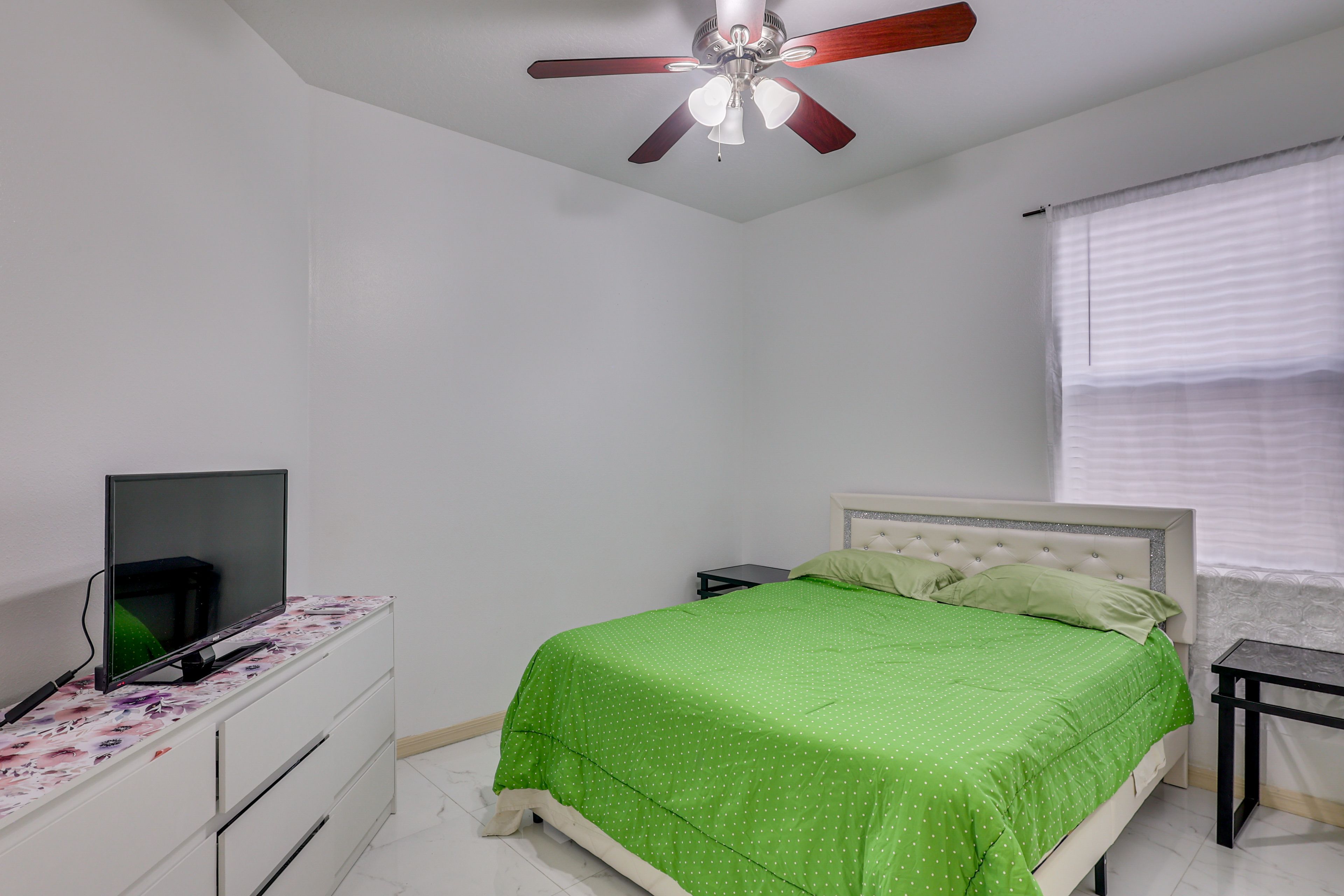 Bedroom 2 | Queen Bed