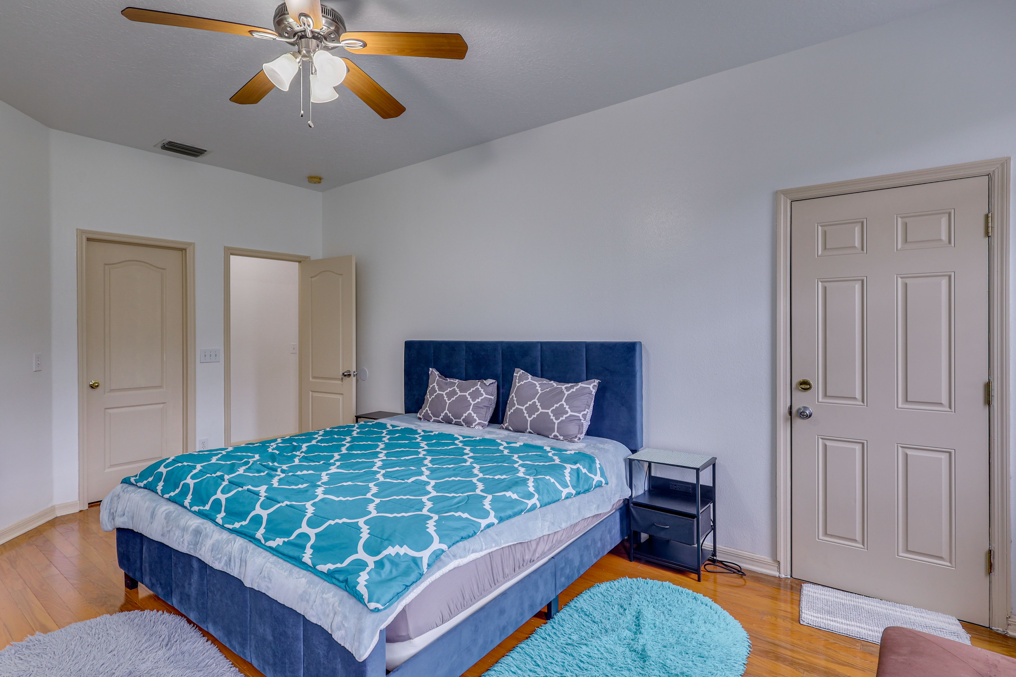 Bedroom 1 | King Bed
